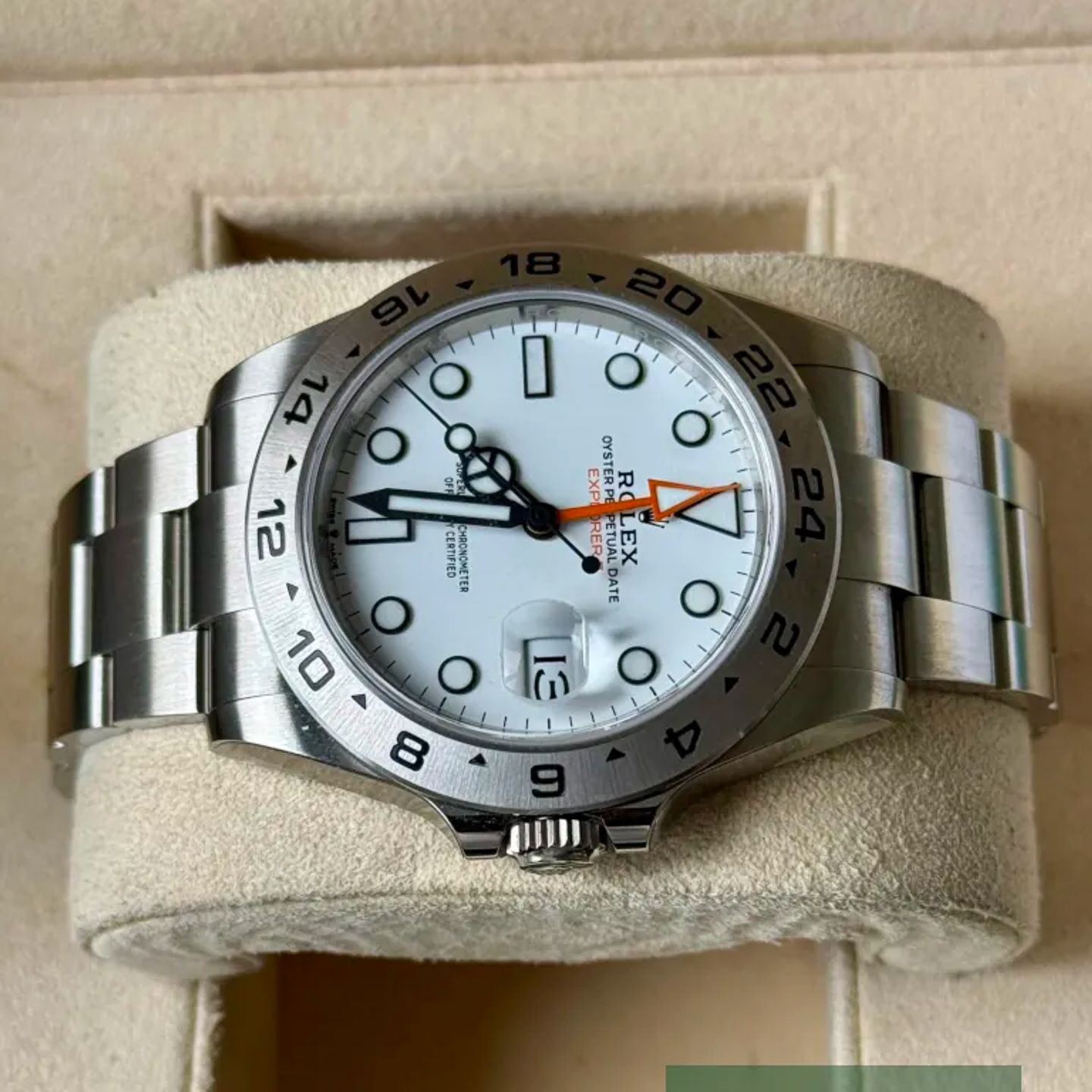 Rolex Explorer II 226570 (2024) - 42 mm Steel case (4/7)