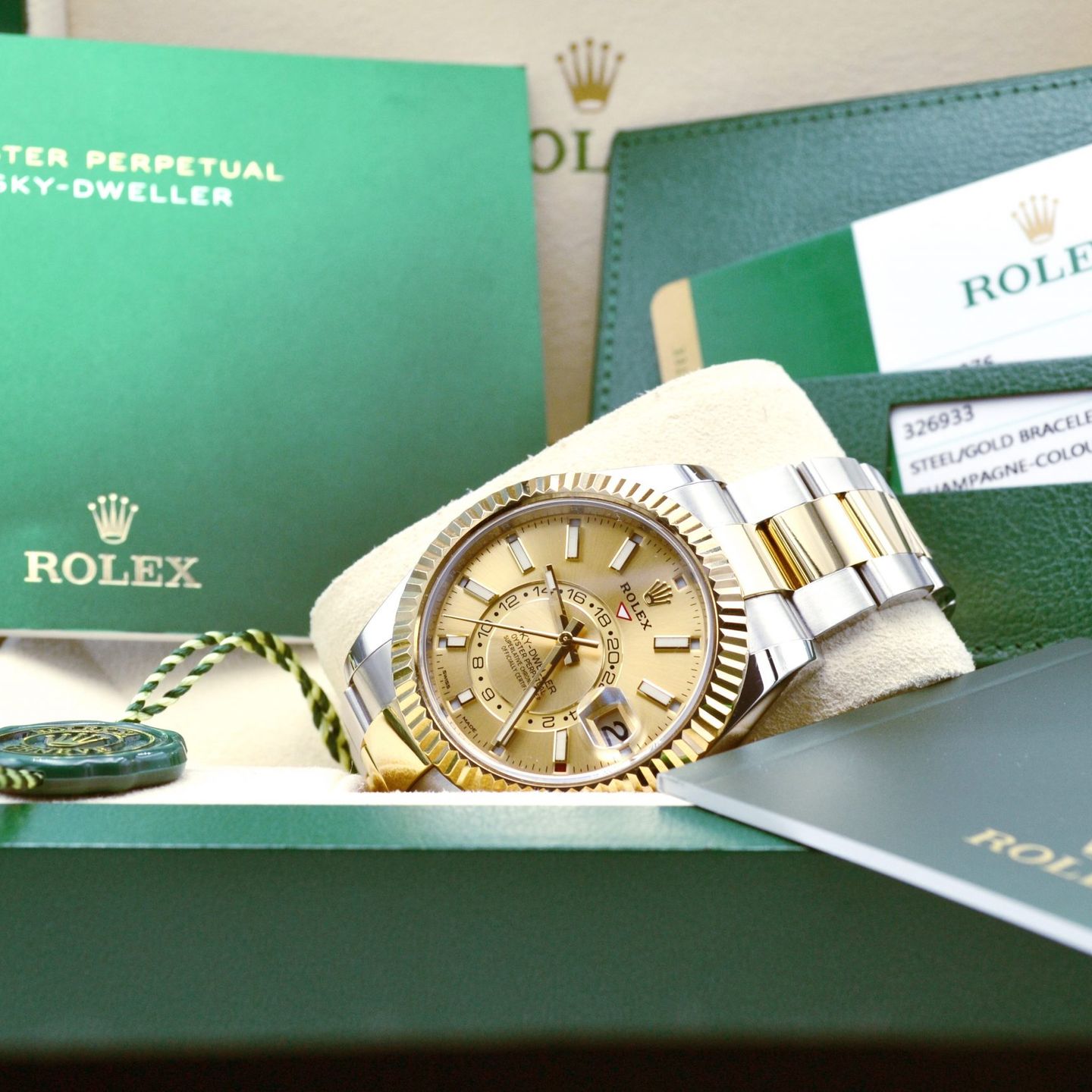 Rolex Sky-Dweller 326933 (2020) - Champagne dial 42 mm Gold/Steel case (6/6)