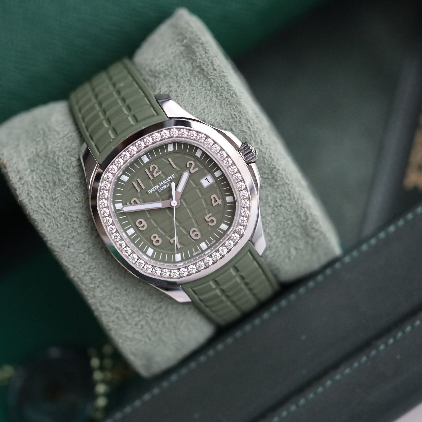 Patek Philippe Aquanaut 5267/200A (2024) - Green dial 39 mm Steel case (2/4)