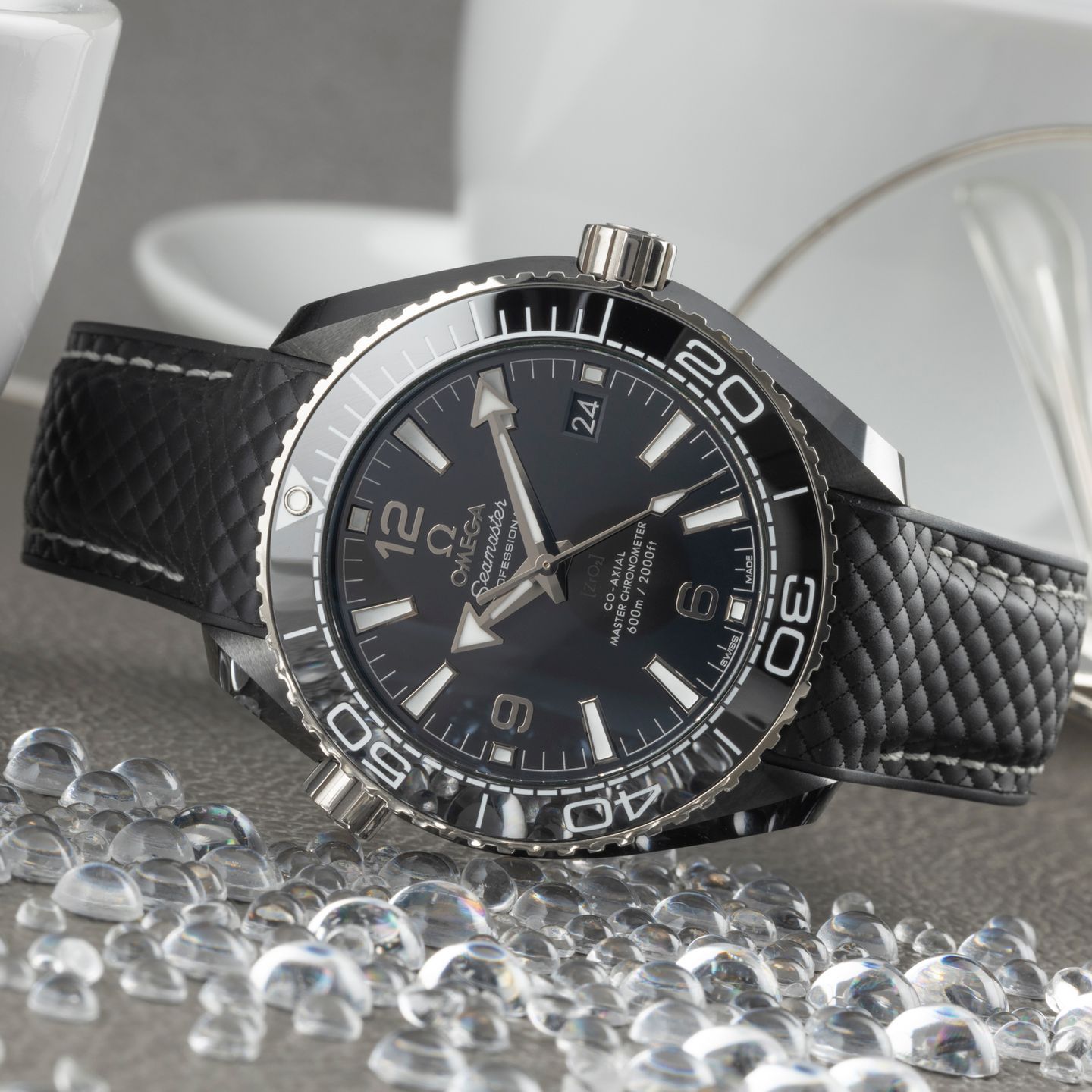 Omega Seamaster Planet Ocean 215.92.40.20.01.001 (2018) - Black dial 40 mm Ceramic case (2/8)