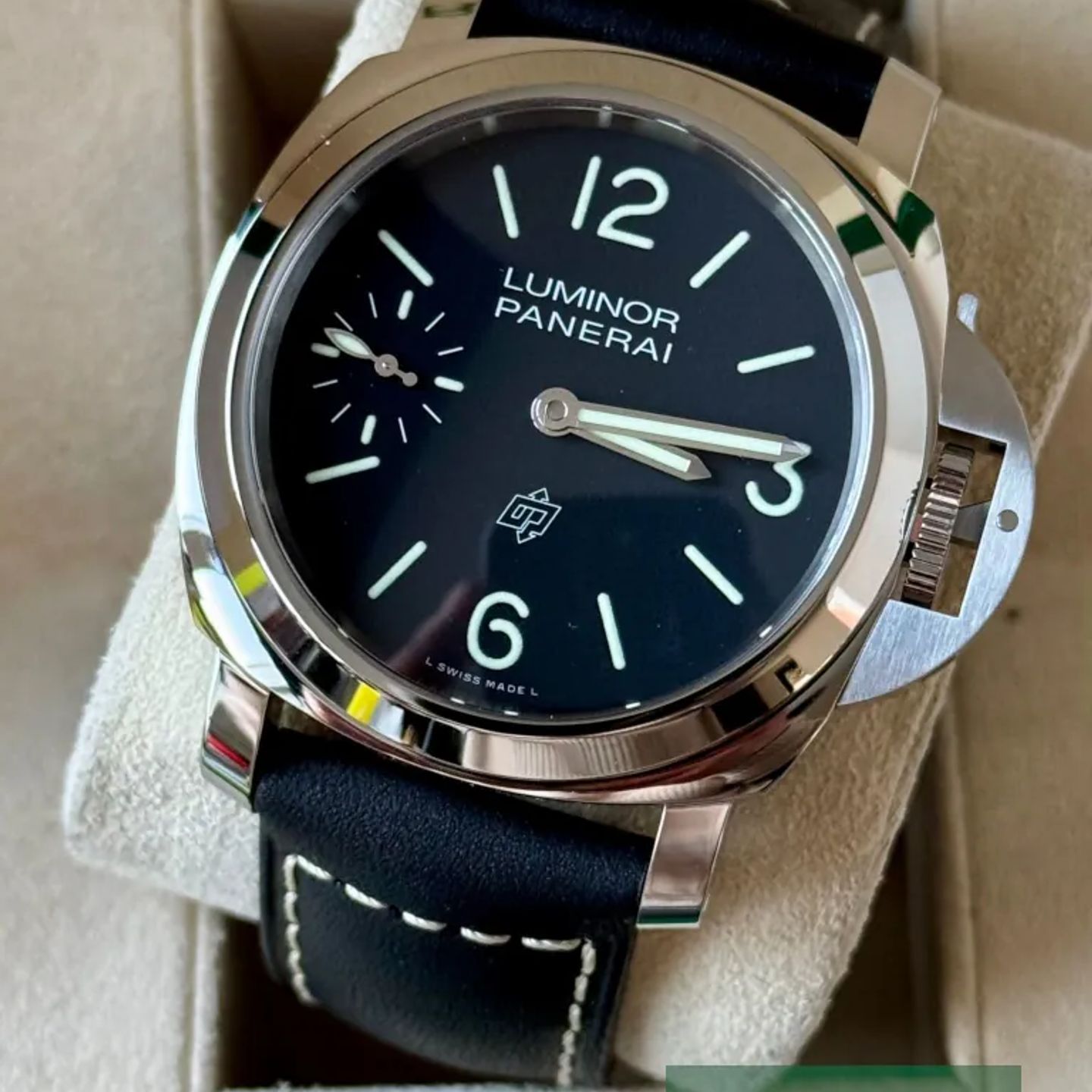 Panerai Luminor PAM01084 (2025) - Zwart wijzerplaat 44mm Staal (3/7)