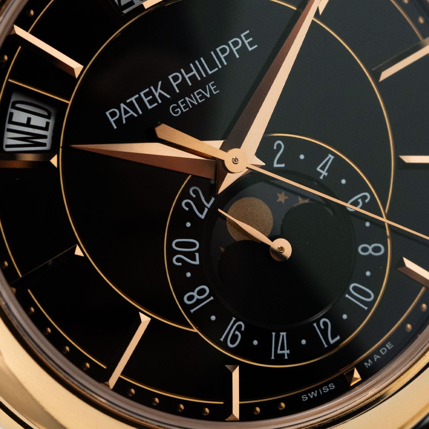 Patek Philippe Annual Calendar 5205R-010 (Unknown (random serial)) - Black dial 40 mm Rose Gold case (3/8)