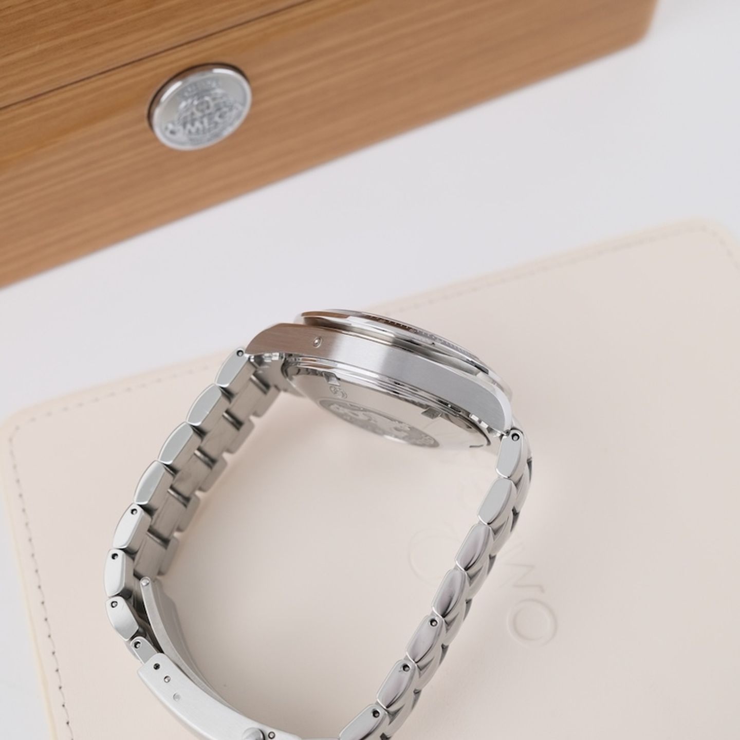 Omega Speedmaster Date 323.30.40.40.06.001 (2016) - Grey dial 40 mm Steel case (6/8)