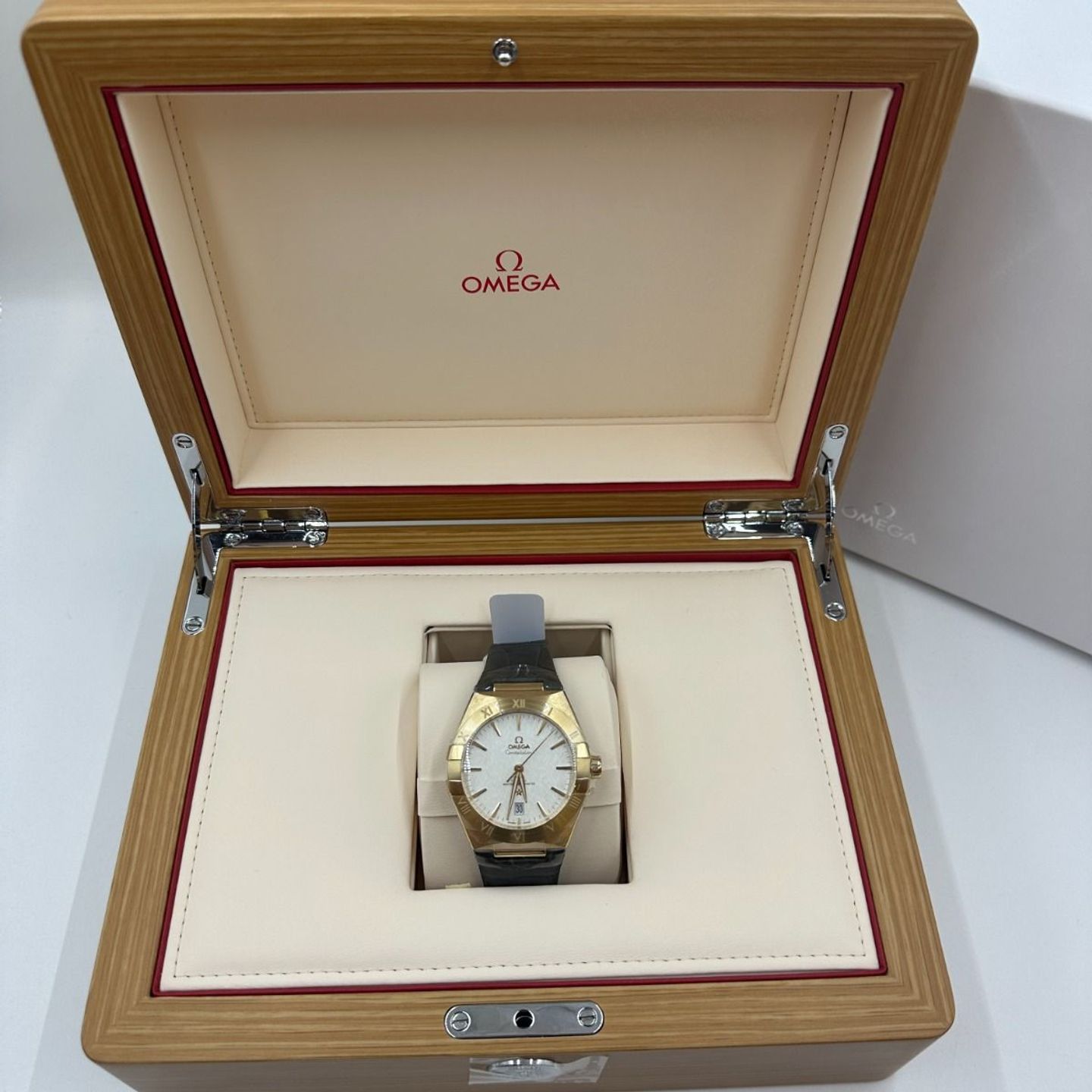 Omega Constellation 131.53.39.20.02.002 (2024) - Silver dial 39 mm Yellow Gold case (4/8)