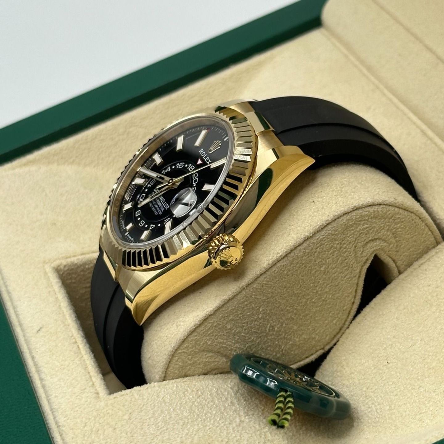 Rolex Sky-Dweller 336238 (2024) - Black dial 42 mm Yellow Gold case (6/8)