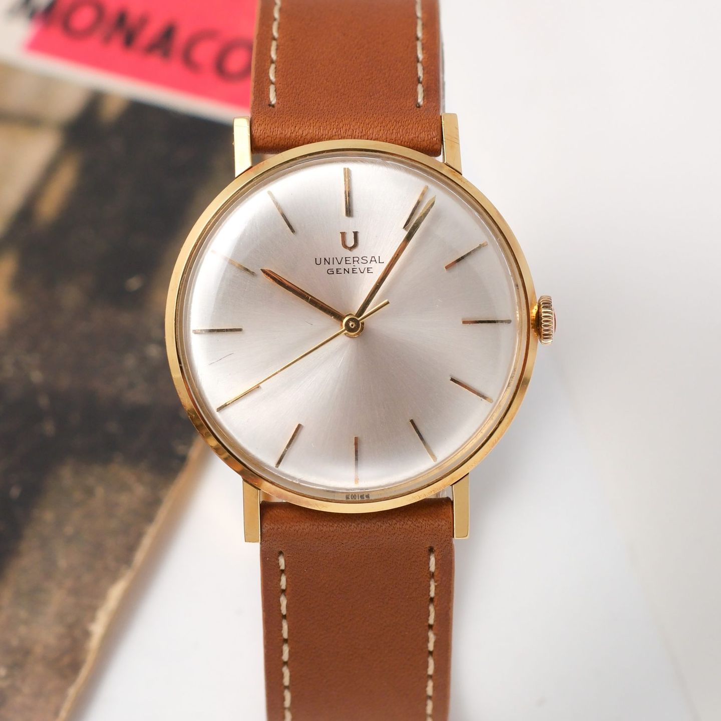 Universal Genève Vintage Unknown (1962) - Silver dial 33 mm Yellow Gold case (1/8)