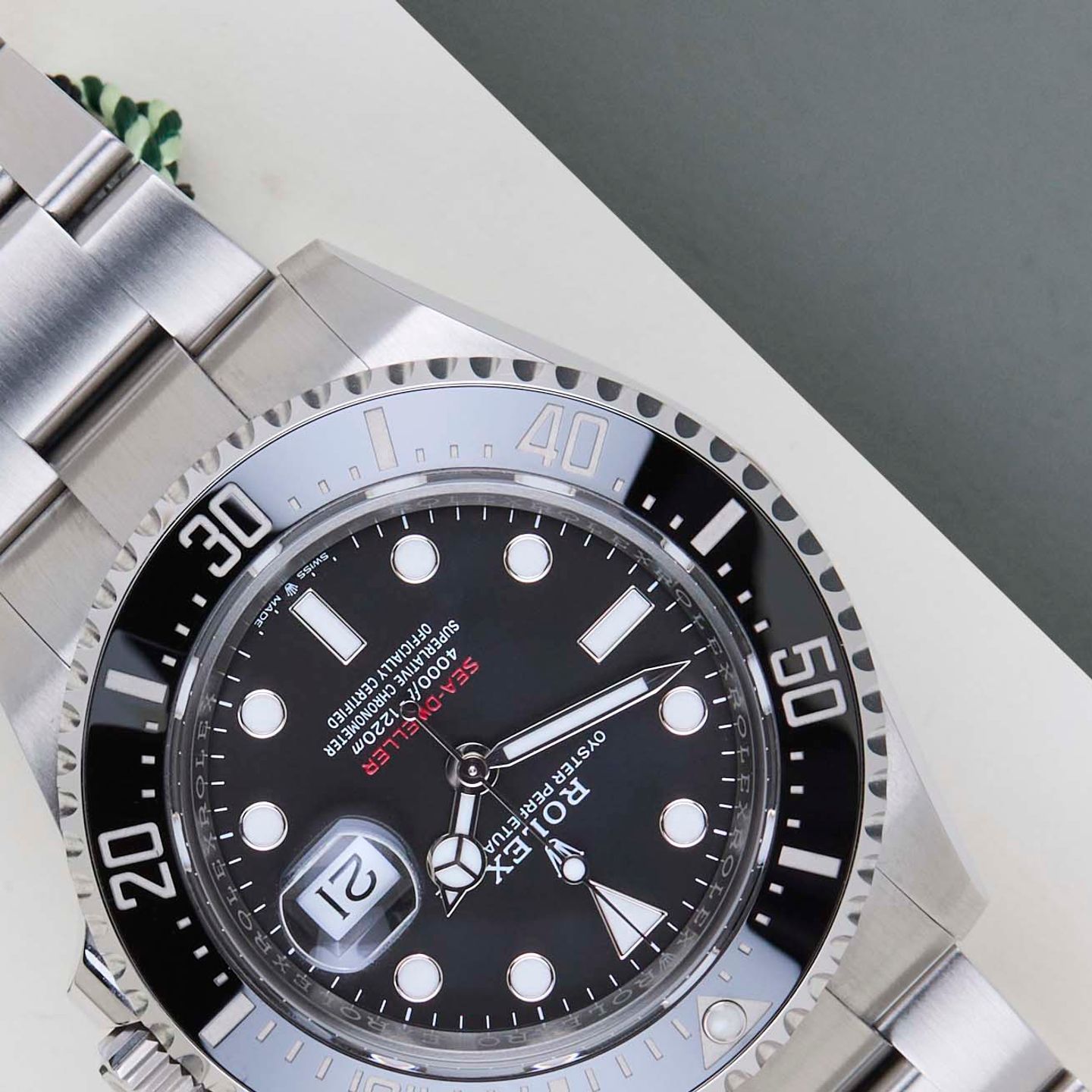 Rolex Sea-Dweller 126600 (2025) - Black dial 43 mm Steel case (4/8)