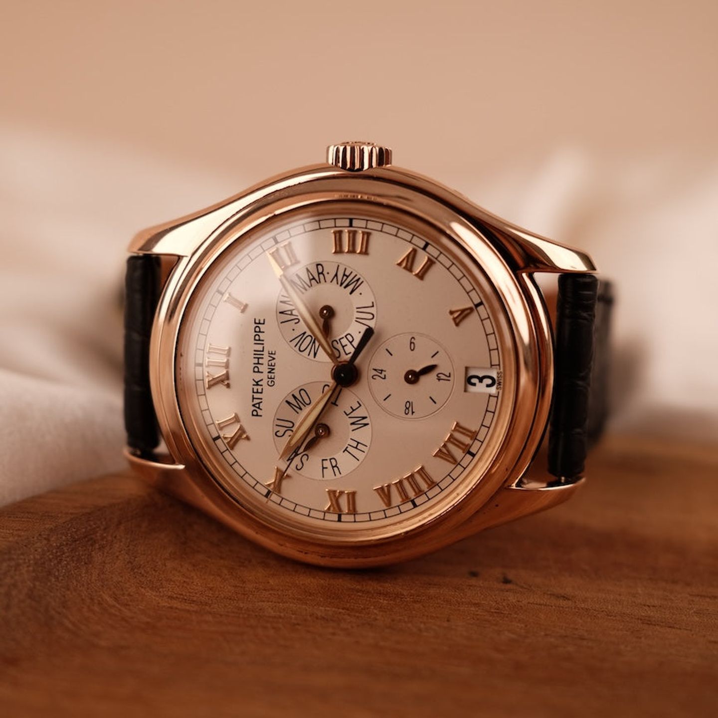 Patek Philippe Annual Calendar 5035R (1997) - Wit wijzerplaat 37mm Roodgoud (3/8)