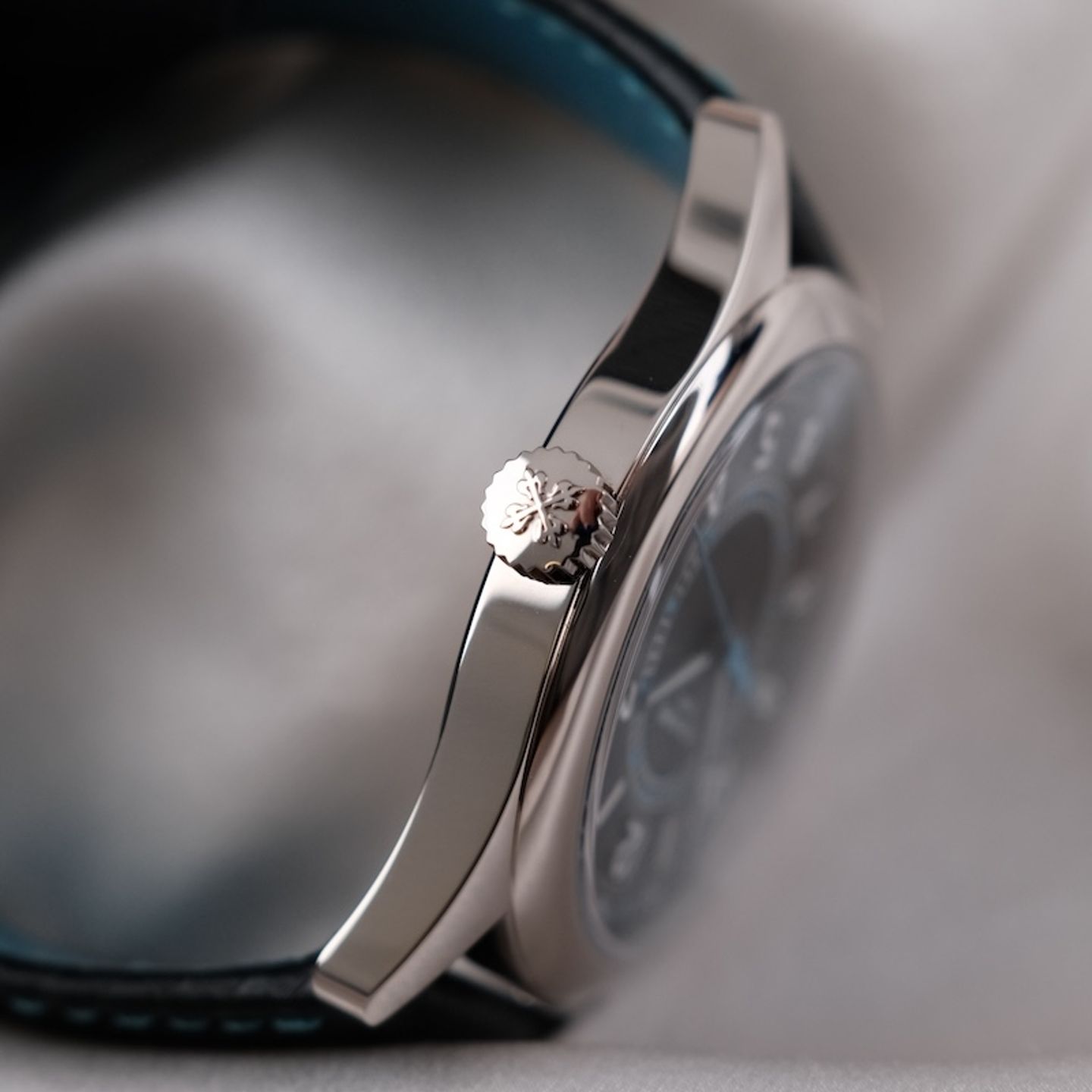 Patek Philippe Calatrava 6007G-011 (2025) - Black dial 40 mm White Gold case (8/8)