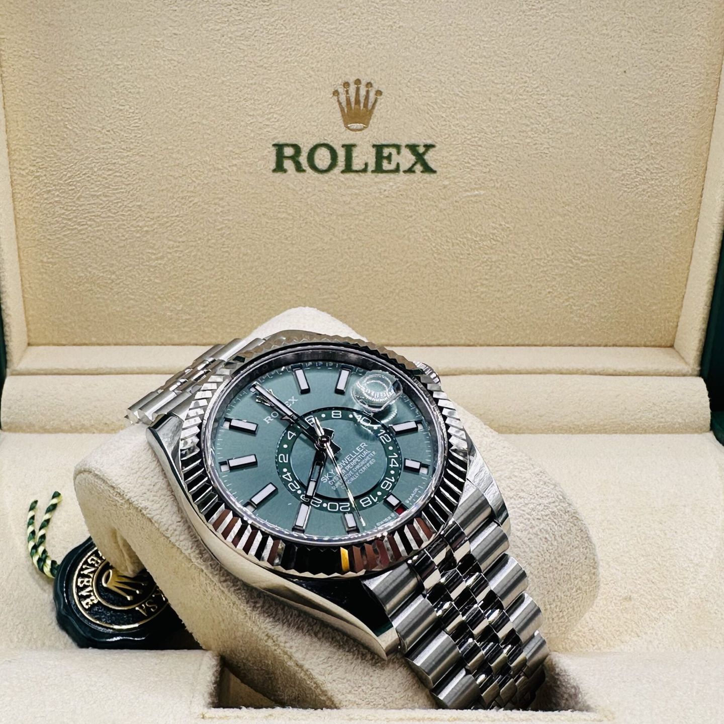 Rolex Sky-Dweller 336934 (2024) - Green dial 42 mm Gold/Steel case (4/5)