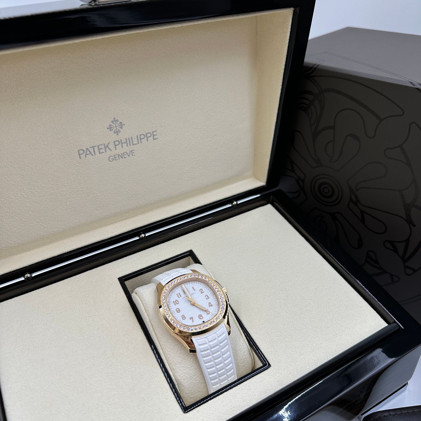 Patek Philippe Aquanaut 5269/200R-001 (2023) - White dial 39 mm Rose Gold case (3/8)