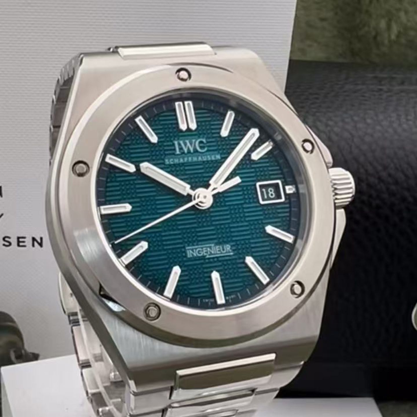 IWC Ingenieur Automatic IW328903 (2025) - Blue dial 40 mm Steel case (4/11)