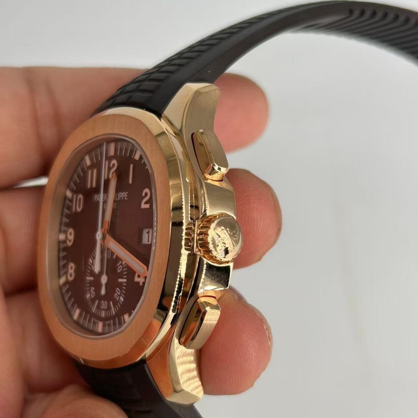 Patek Philippe Aquanaut 5968R-001 (2024) - Brown dial 42 mm Rose Gold case (3/8)
