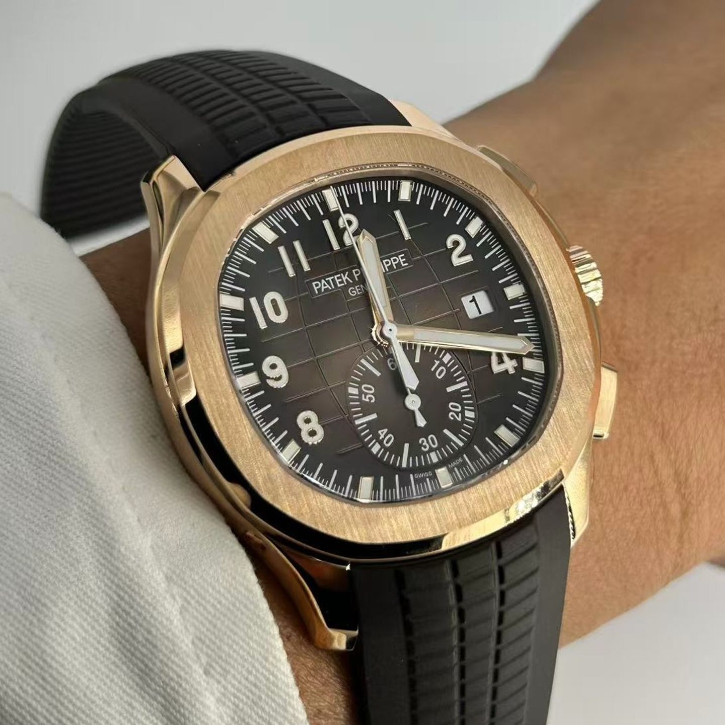 Patek Philippe Aquanaut 5968R-001 (2024) - Brown dial 42 mm Rose Gold case (4/8)