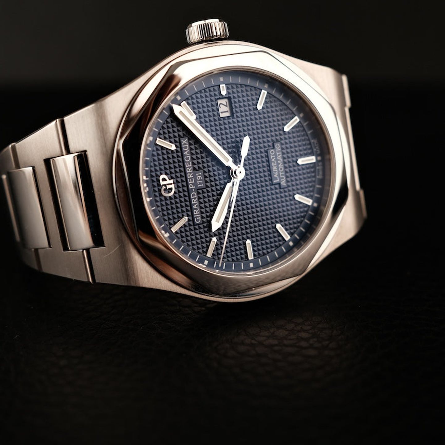 Girard-Perregaux Laureato 81000-11-431-11A (2016) - Blauw wijzerplaat 41mm Staal (2/8)