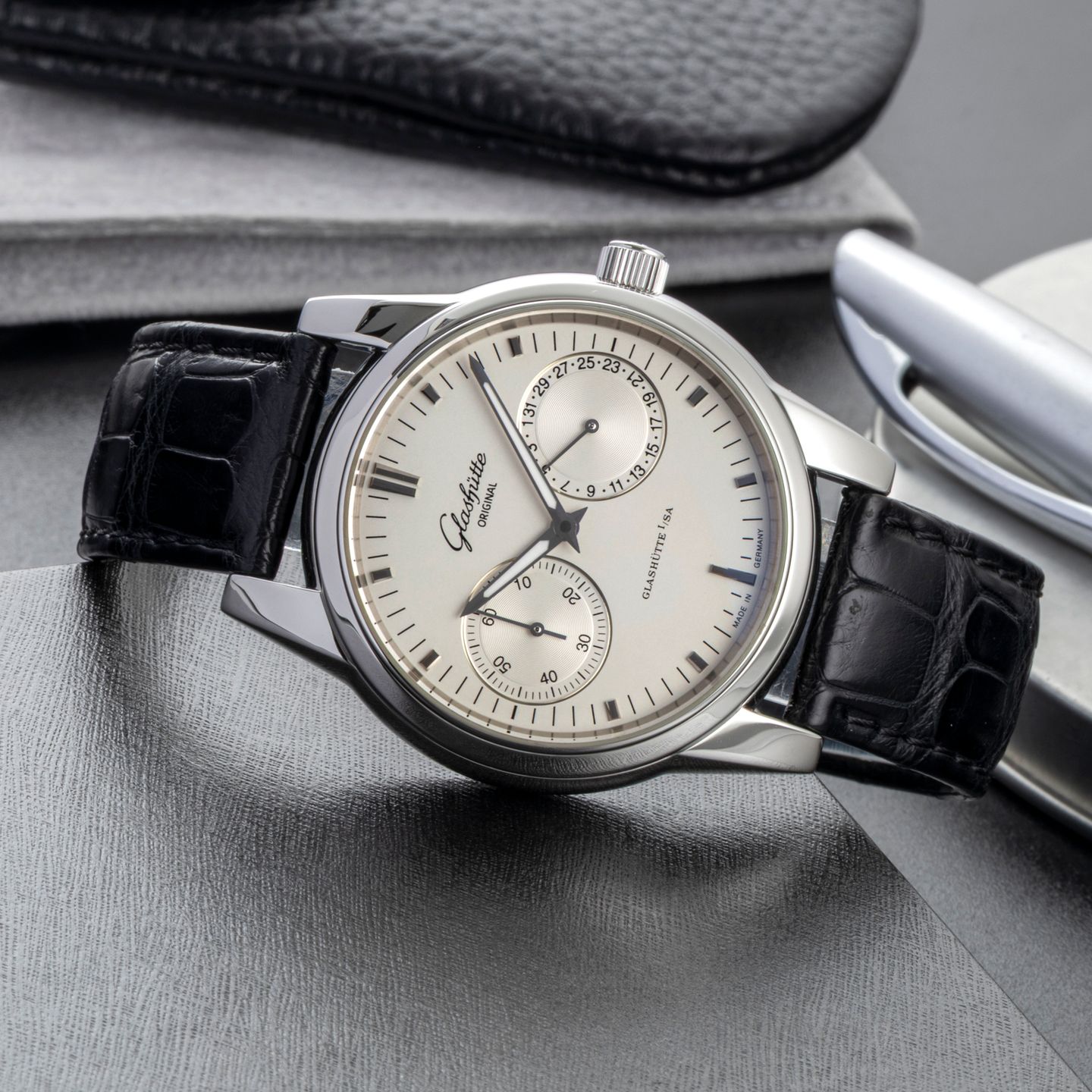 Glashütte Original Senator Hand Date 1-39-58-02-02-04 (Unknown (random serial)) - Silver dial 40 mm Steel case (2/8)