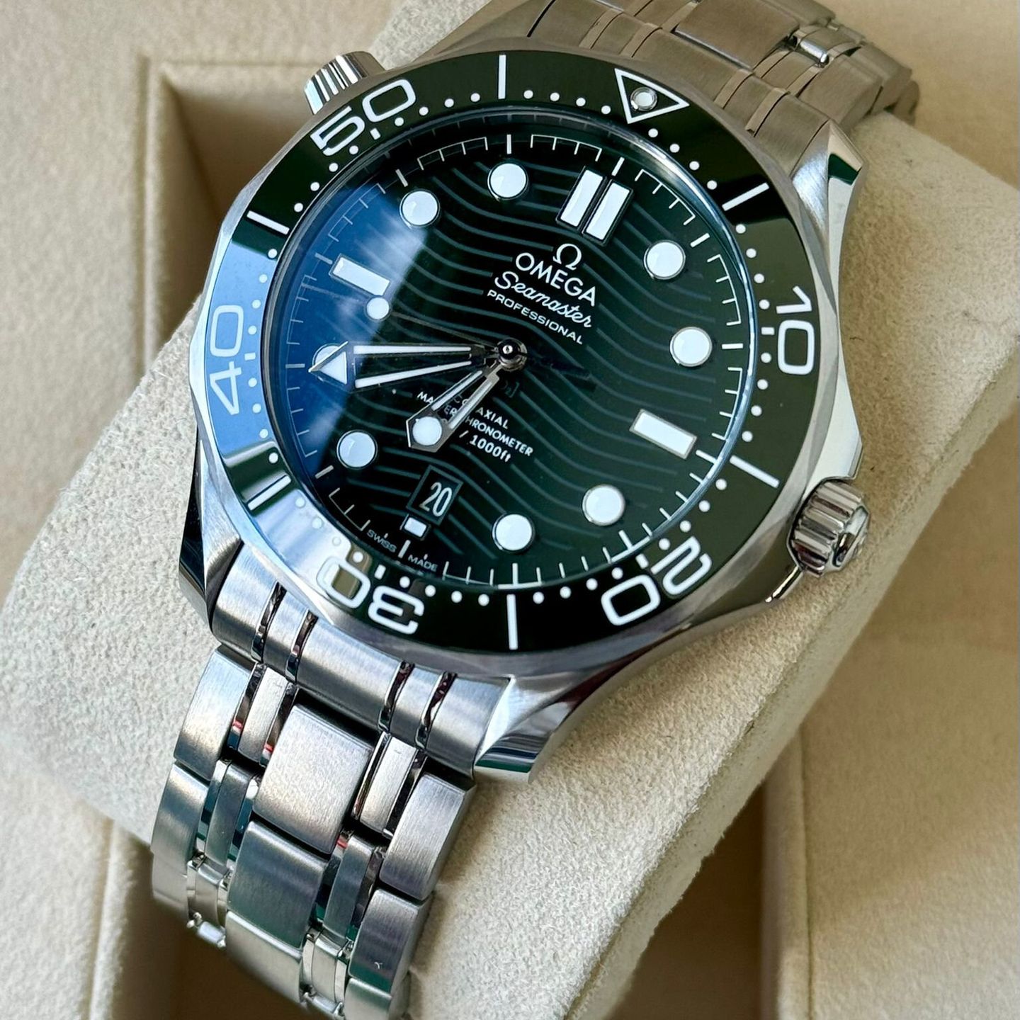 Omega Seamaster Diver 300 M 210.30.42.20.10.001 (2024) - Groen wijzerplaat 42mm Staal (3/7)