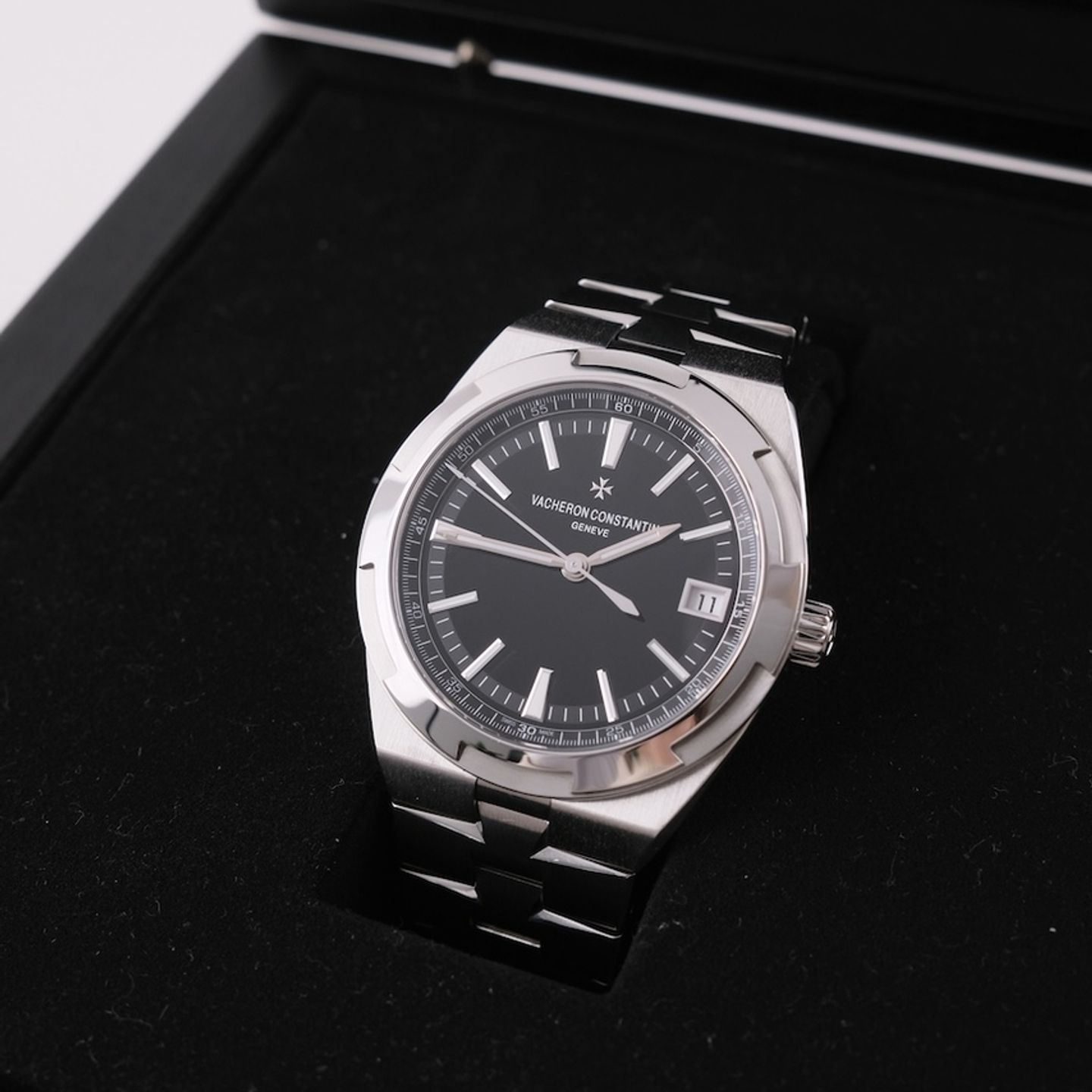 Vacheron Constantin Overseas 4500V/110A-B483 (2021) - Black dial 42 mm Steel case (2/8)