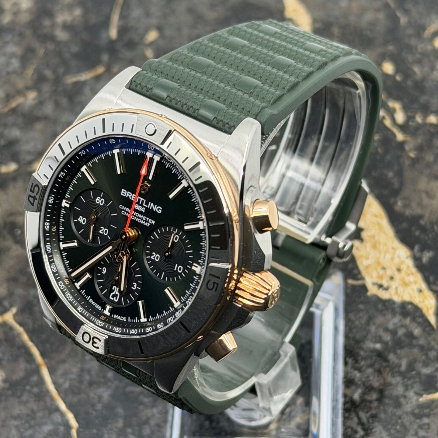 Breitling Chronomat 42 UB0134131L1S1 (2026) - Green dial 43 mm Gold/Steel case (5/8)