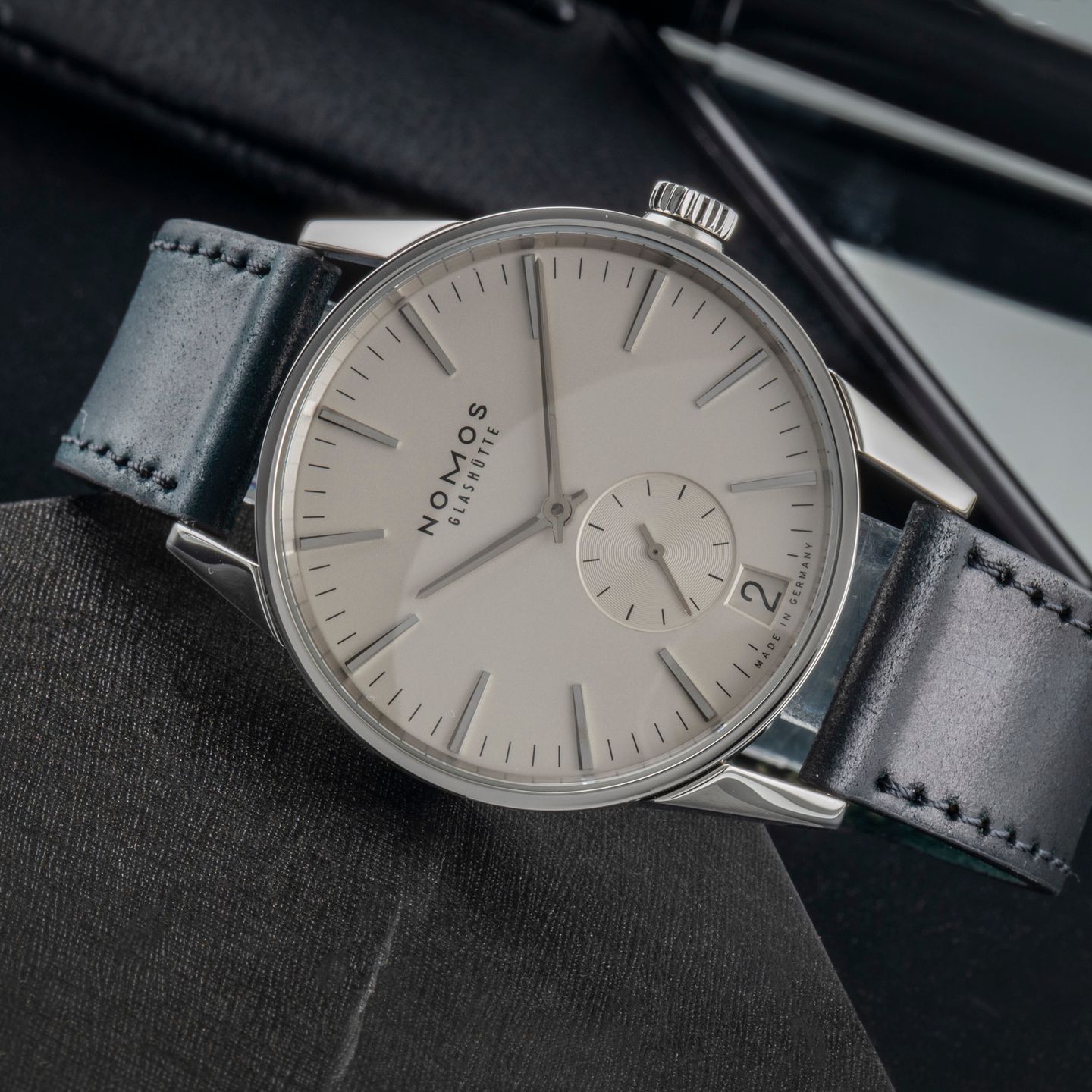 NOMOS Zürich Datum 802 (Unknown (random serial)) - White dial 40 mm Steel case (2/8)