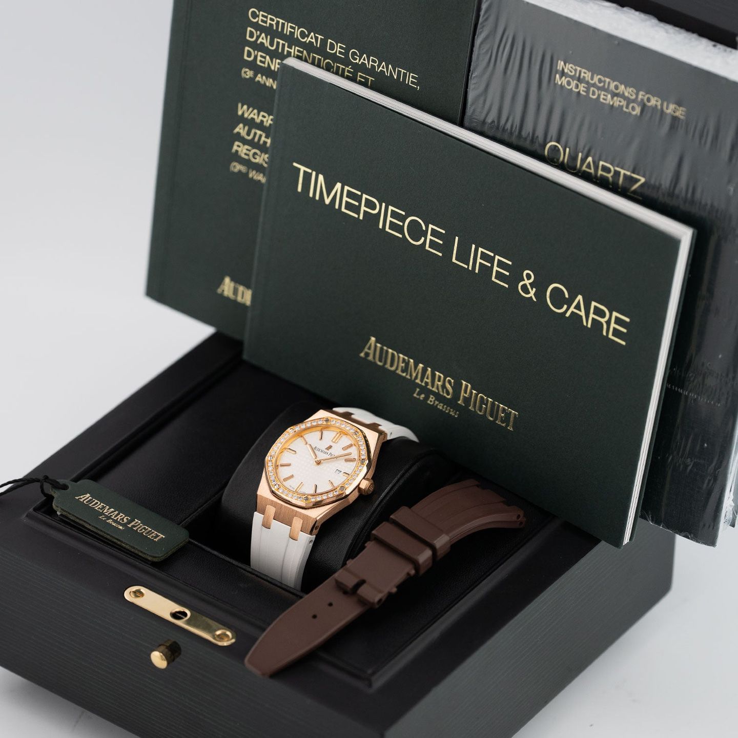 Audemars Piguet Royal Oak 67651OR.ZZ.D010CA.01 (2015) - Silver dial 33 mm Rose Gold case (6/6)