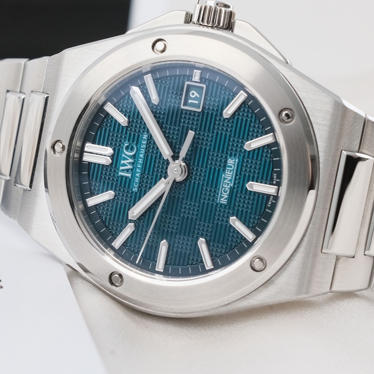 IWC Ingenieur Automatic IW328903 (2026) - Blue dial 40 mm Steel case (1/8)