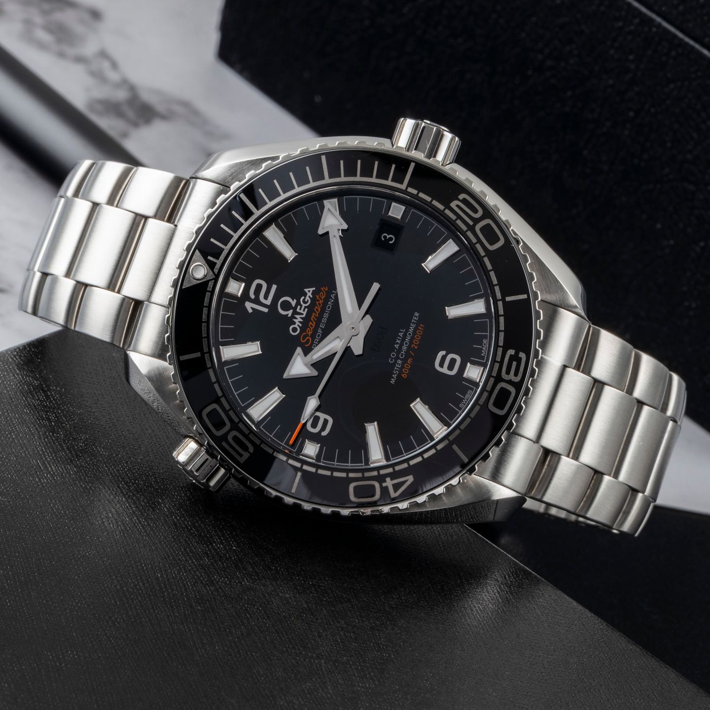 Omega Seamaster Planet Ocean 215.30.44.21.01.001 (Unknown (random serial)) - Black dial 44 mm Steel case (2/8)