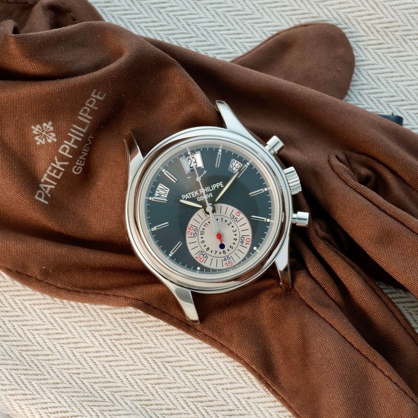 Patek Philippe Annual Calendar Chronograph 5960P (2008) - 40 mm Platinum case (4/8)