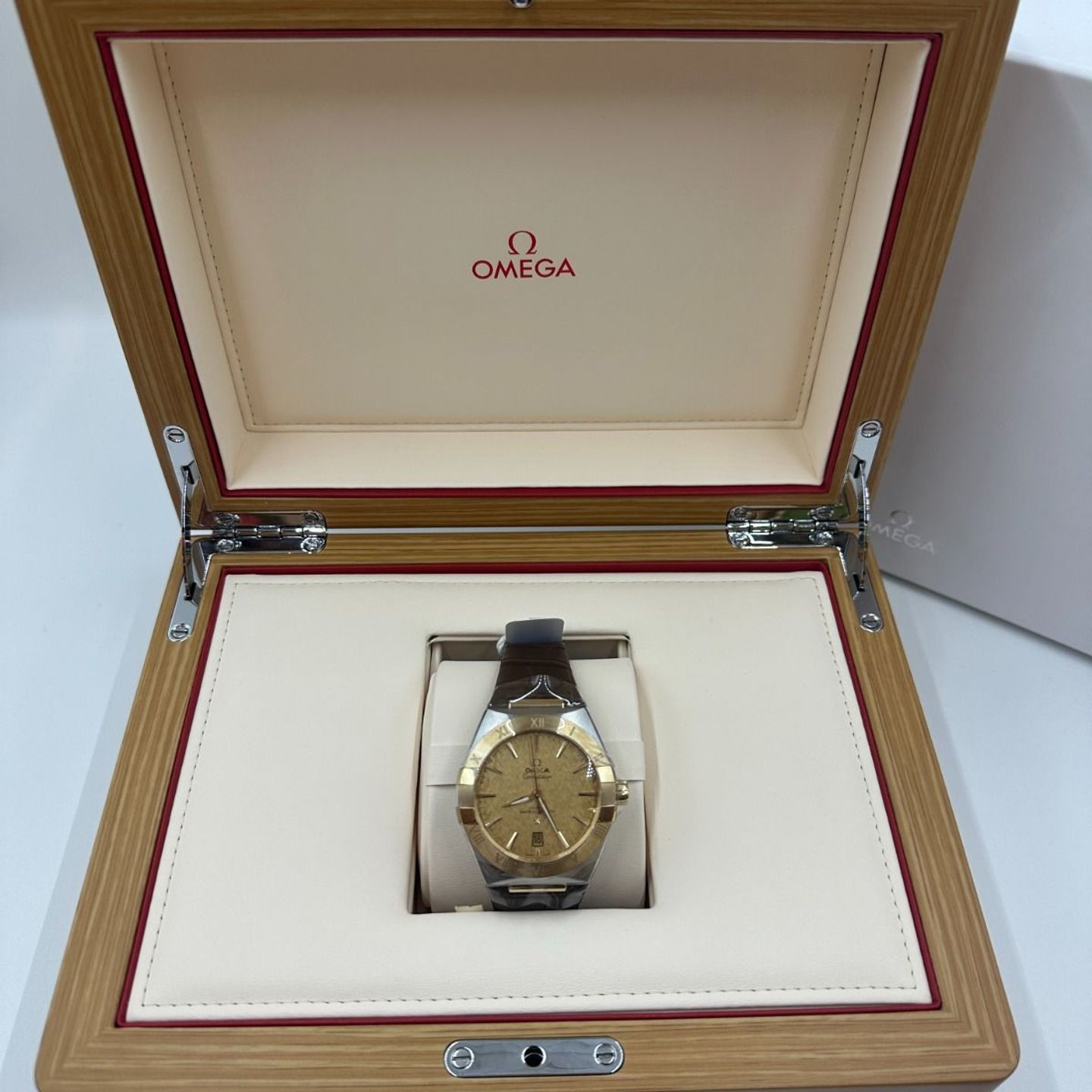 Omega Constellation 131.23.39.20.08.001 (2024) - Yellow dial 39 mm Steel case (4/8)