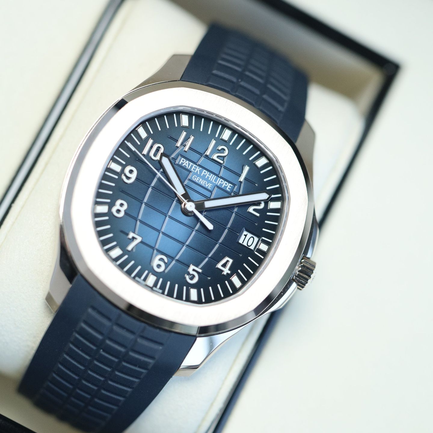 Patek Philippe Aquanaut 5168G (2025) - White Gold case (4/4)