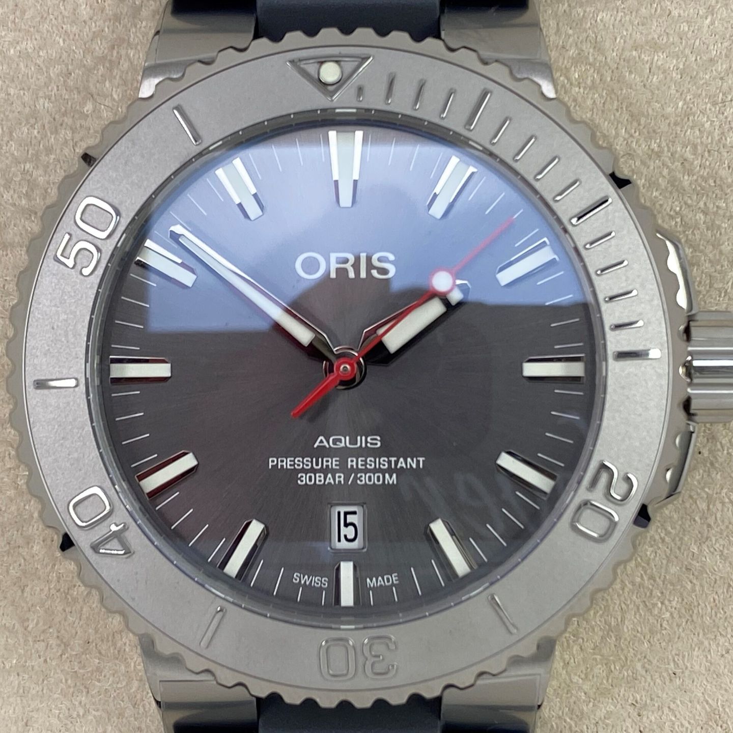 Oris Aquis Date 01 733 7730 4153-07 4 24 63EB (Unknown (random serial)) - Grey dial 44 mm Steel case (1/5)