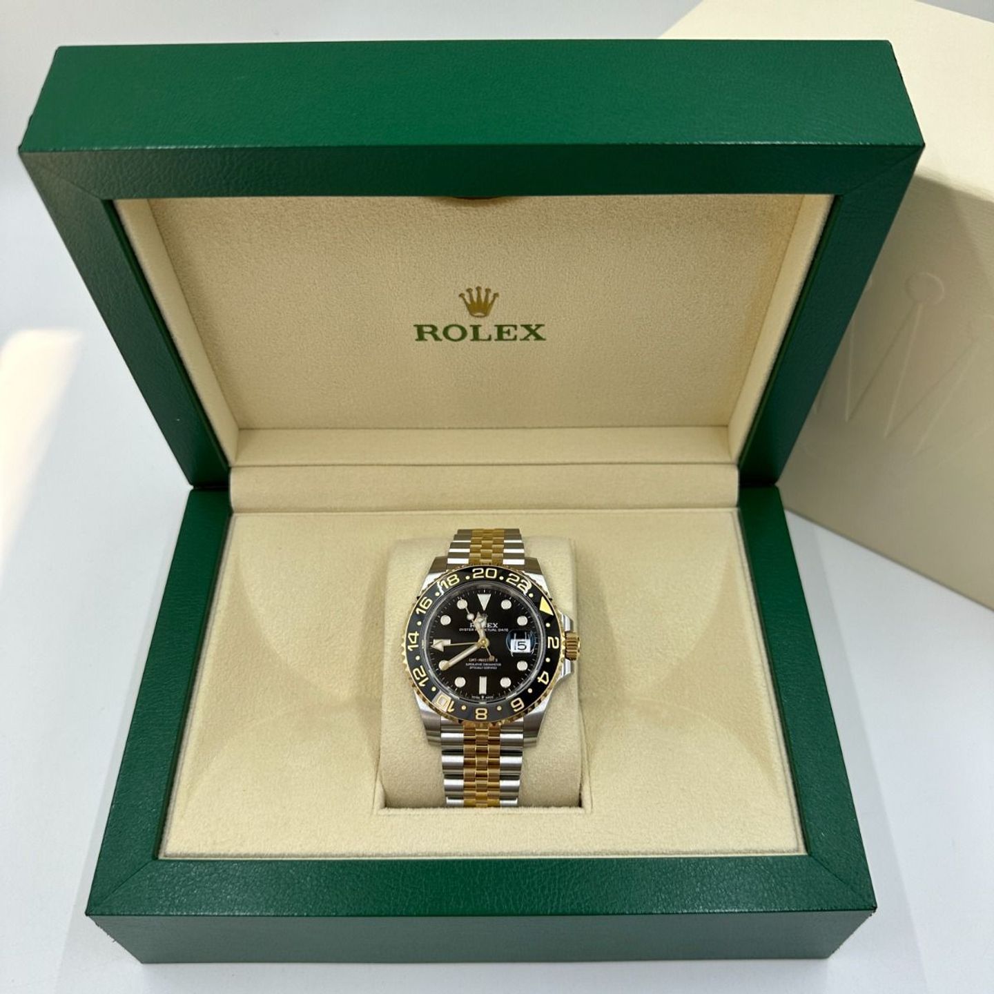 Rolex GMT-Master II 126713GRNR (2024) - Black dial 40 mm Gold/Steel case (4/8)