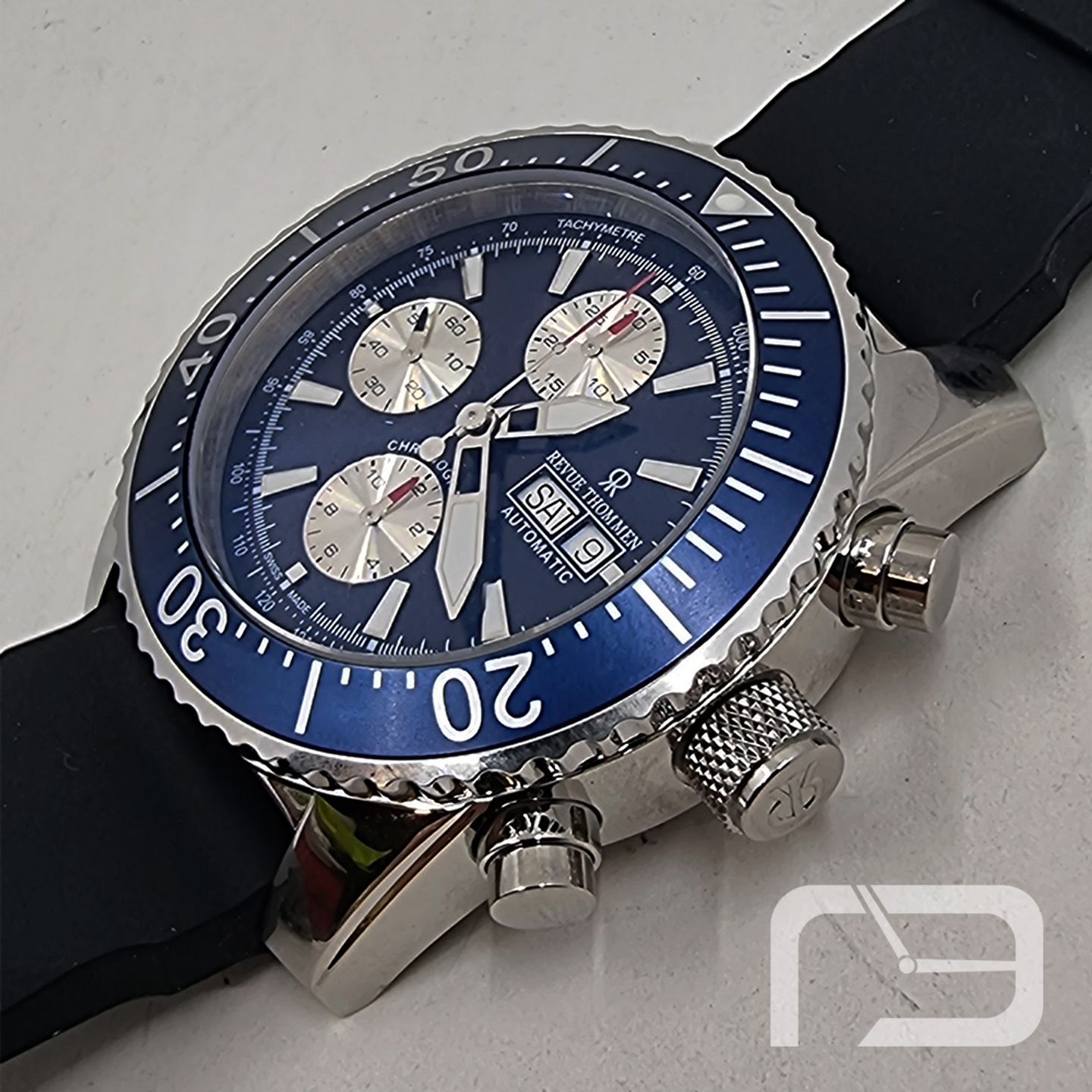 Revue Thommen Diver's Day-Date Chronograph 17030.6535 (2024) - Blauw wijzerplaat 45mm Staal (3/8)