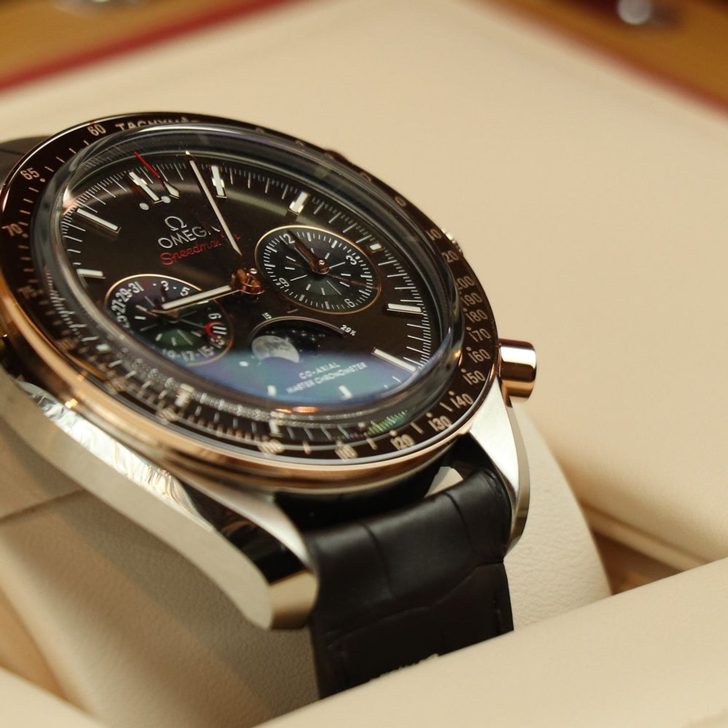 Omega Speedmaster Moonphase 304.23.44.52.13.001 (2026) - Bruin wijzerplaat 44mm Staal (1/1)