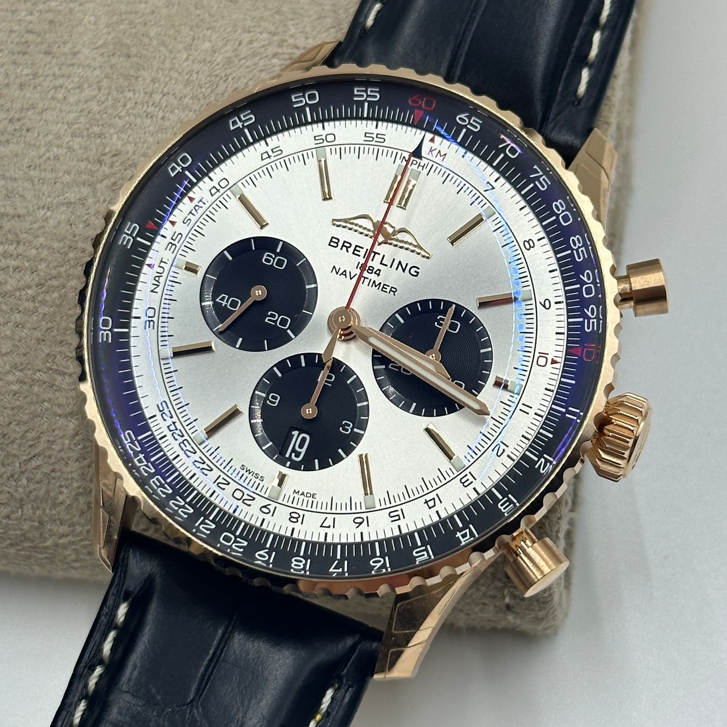 Breitling Navitimer 01 (46 MM) RB0137241G1P1 (2024) - Silver dial 46 mm Red Gold case (3/8)