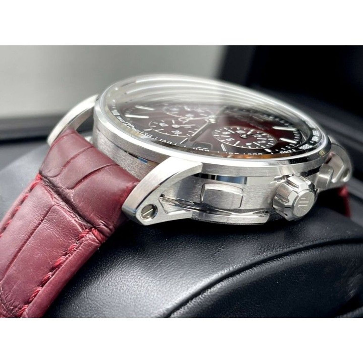 Audemars Piguet CODE 11.59 26393BC.OO.A068CR.01 (2021) - Red dial 41 mm White Gold case (3/4)