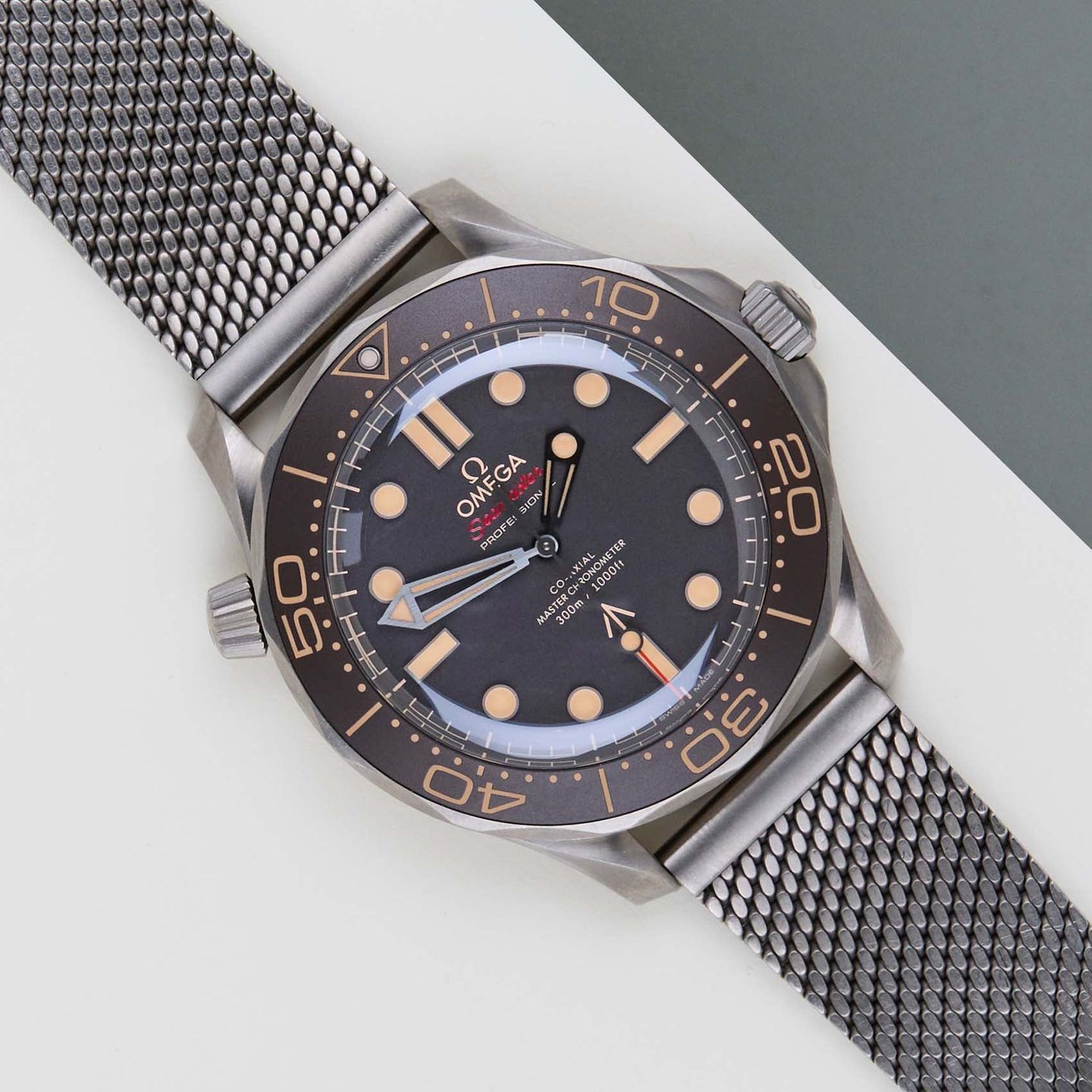 Omega Seamaster Diver 300 M 210.90.42.20.01.001 (2023) - Bruin wijzerplaat 42mm Titanium (1/8)