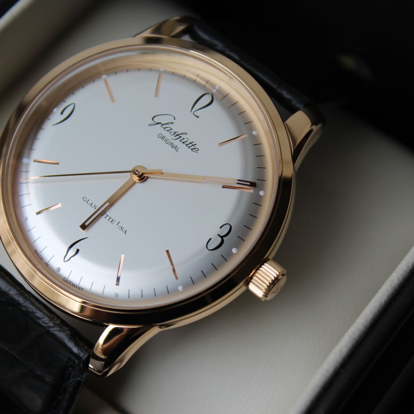 Glashütte Original Sixties 1-39-52-01-01-04 (2024) - Silver dial 39 mm Rose Gold case (2/5)