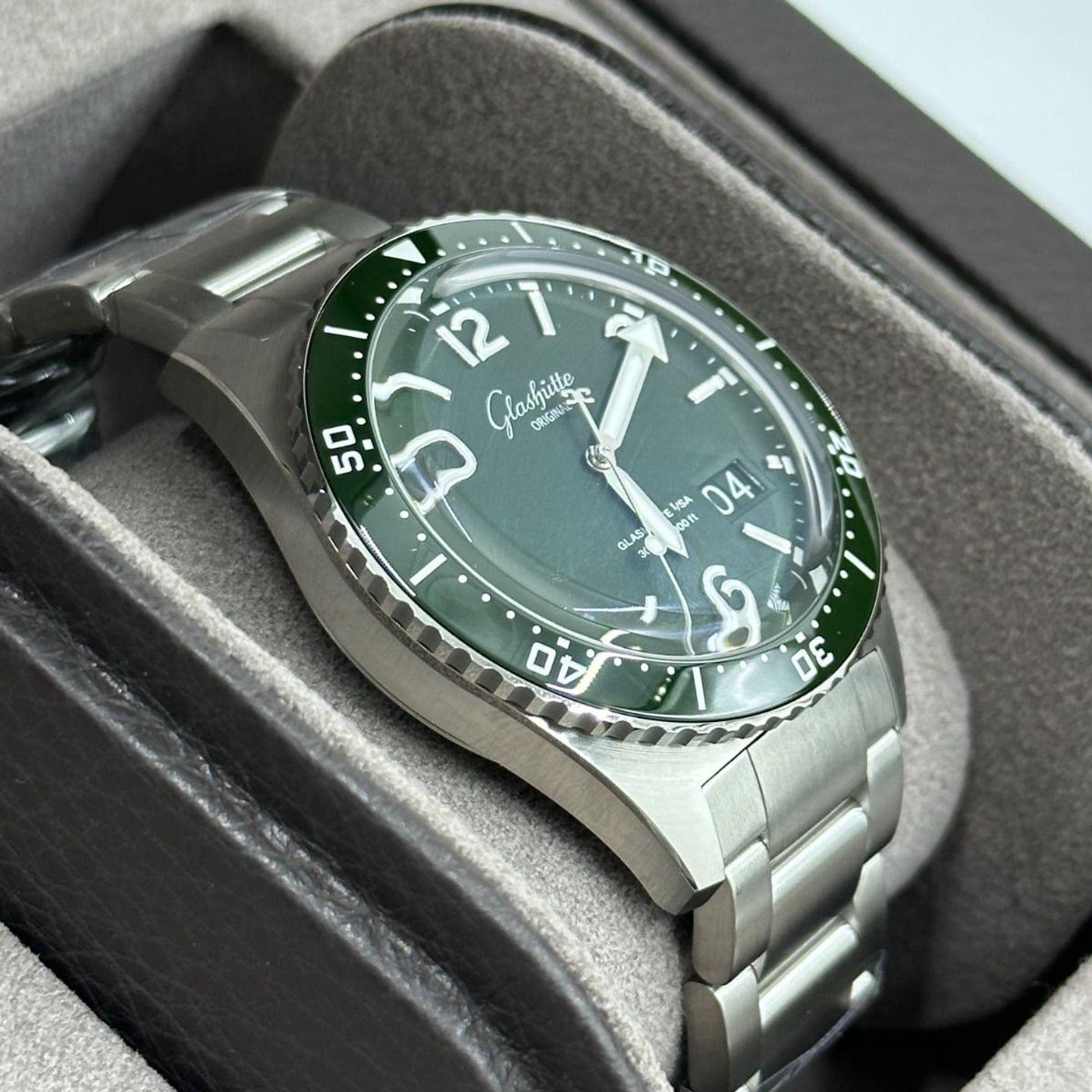 Glashütte Original SeaQ Panorama Date 1-36-13-07-83-70 (2024) - Green dial 43 mm Steel case (6/8)