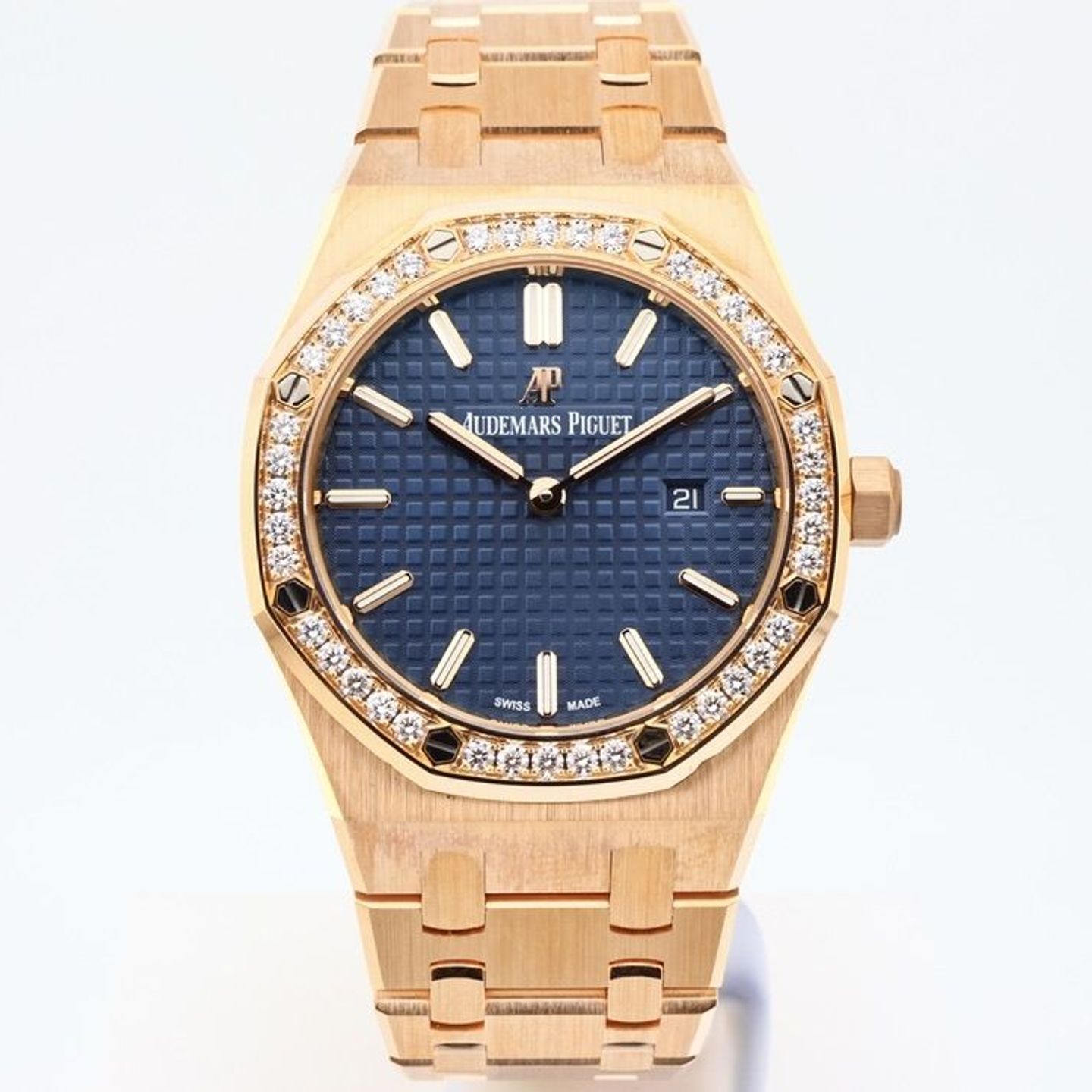 Audemars Piguet Royal Oak Lady 67651OR.ZZ.1261OR.02 (2022) - Blue dial 33 mm Rose Gold case (1/2)