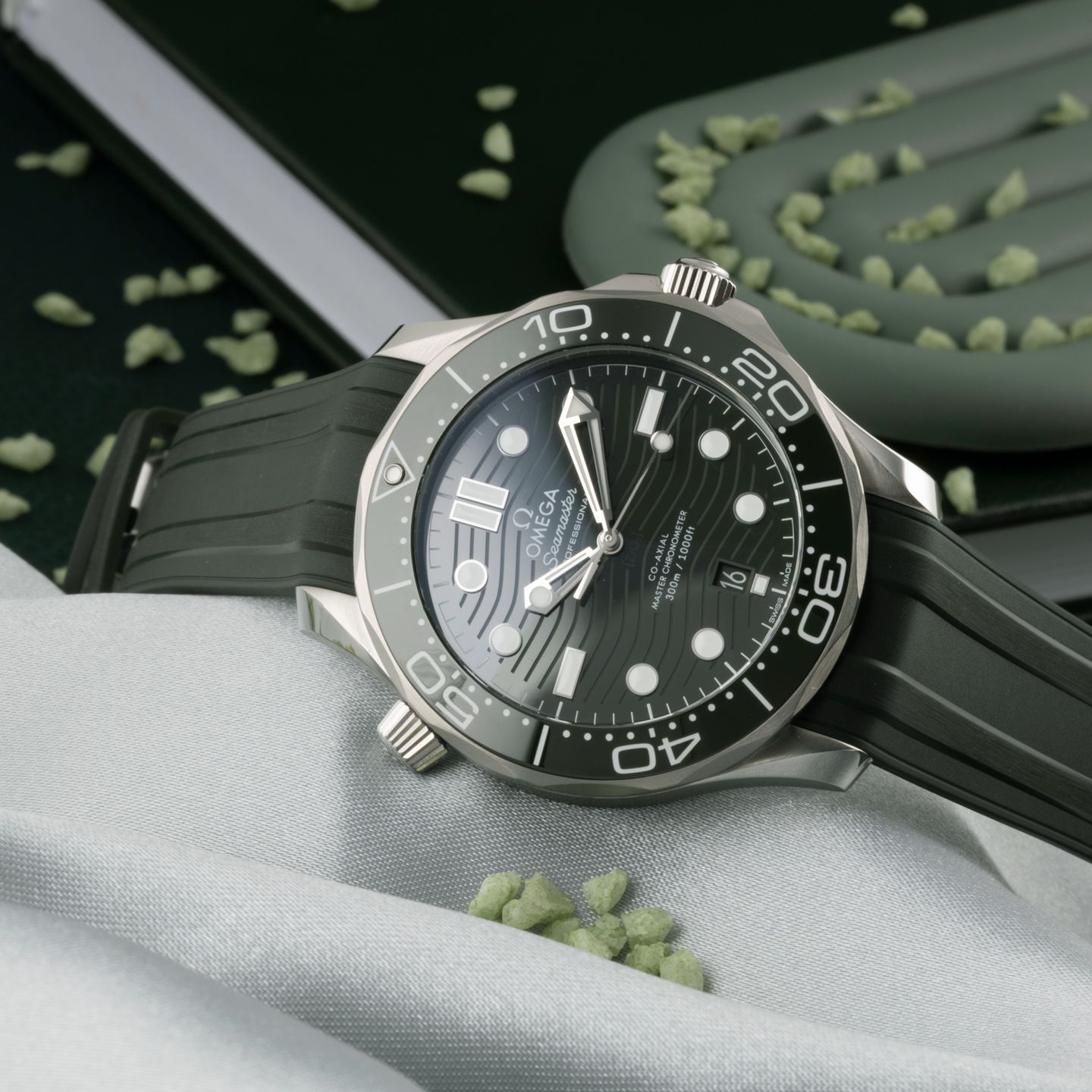 Omega Seamaster Diver 300 M 210.32.42.20.10.001 (Unknown (random serial)) - Green dial 42 mm Steel case (2/8)