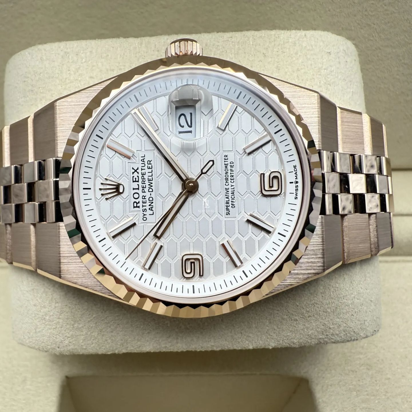 Rolex Land-Dweller 36 127235 (2026) - White dial 36 mm Rose Gold case (4/8)