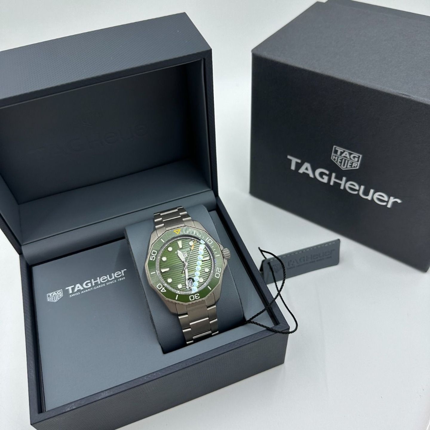 TAG Heuer Aquaracer 300M WBP208B.BF0631 (2023) - Green dial 43 mm Titanium case (2/8)