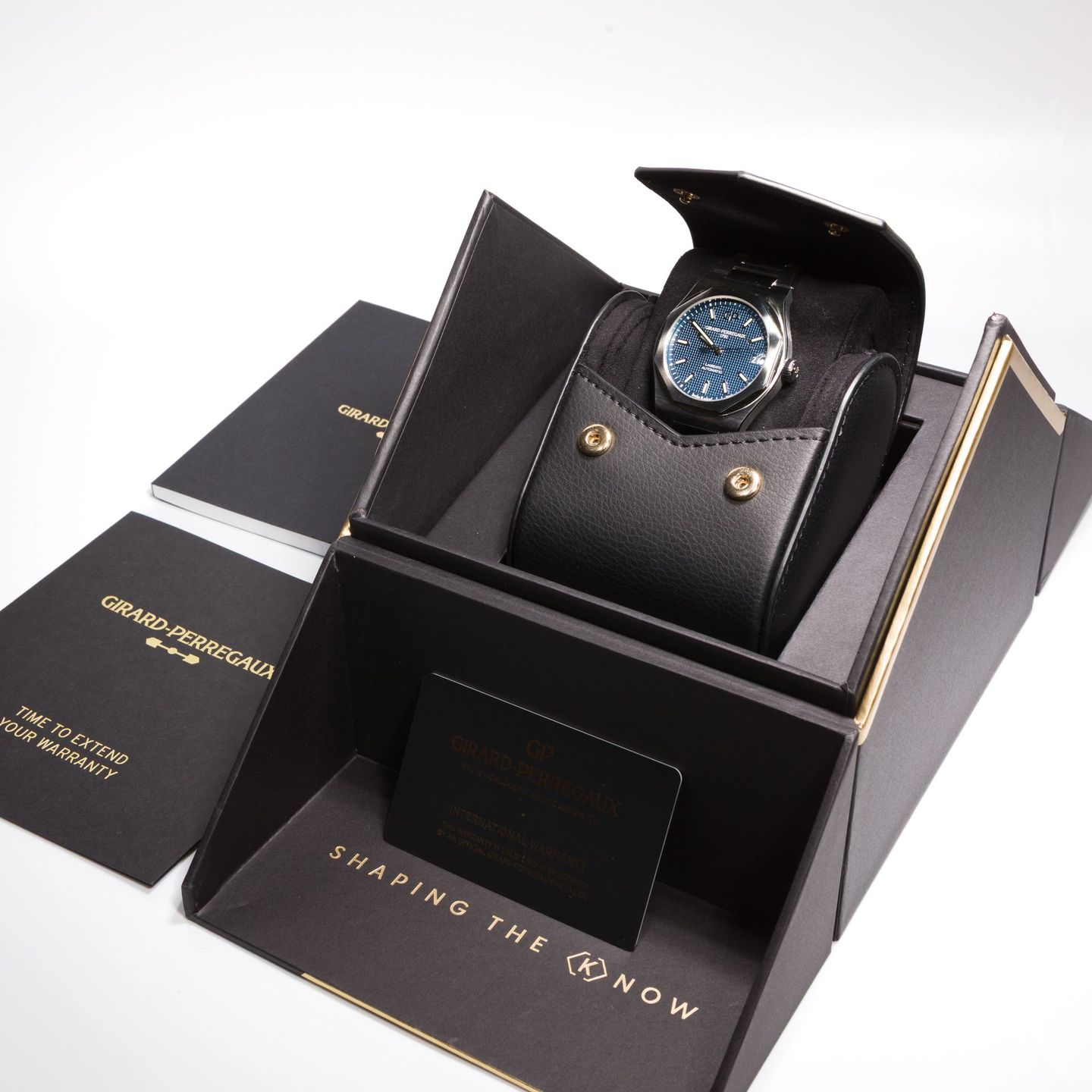 Girard-Perregaux Laureato 81010-11-431-11A (2023) - Blue dial 43 mm Steel case (2/5)