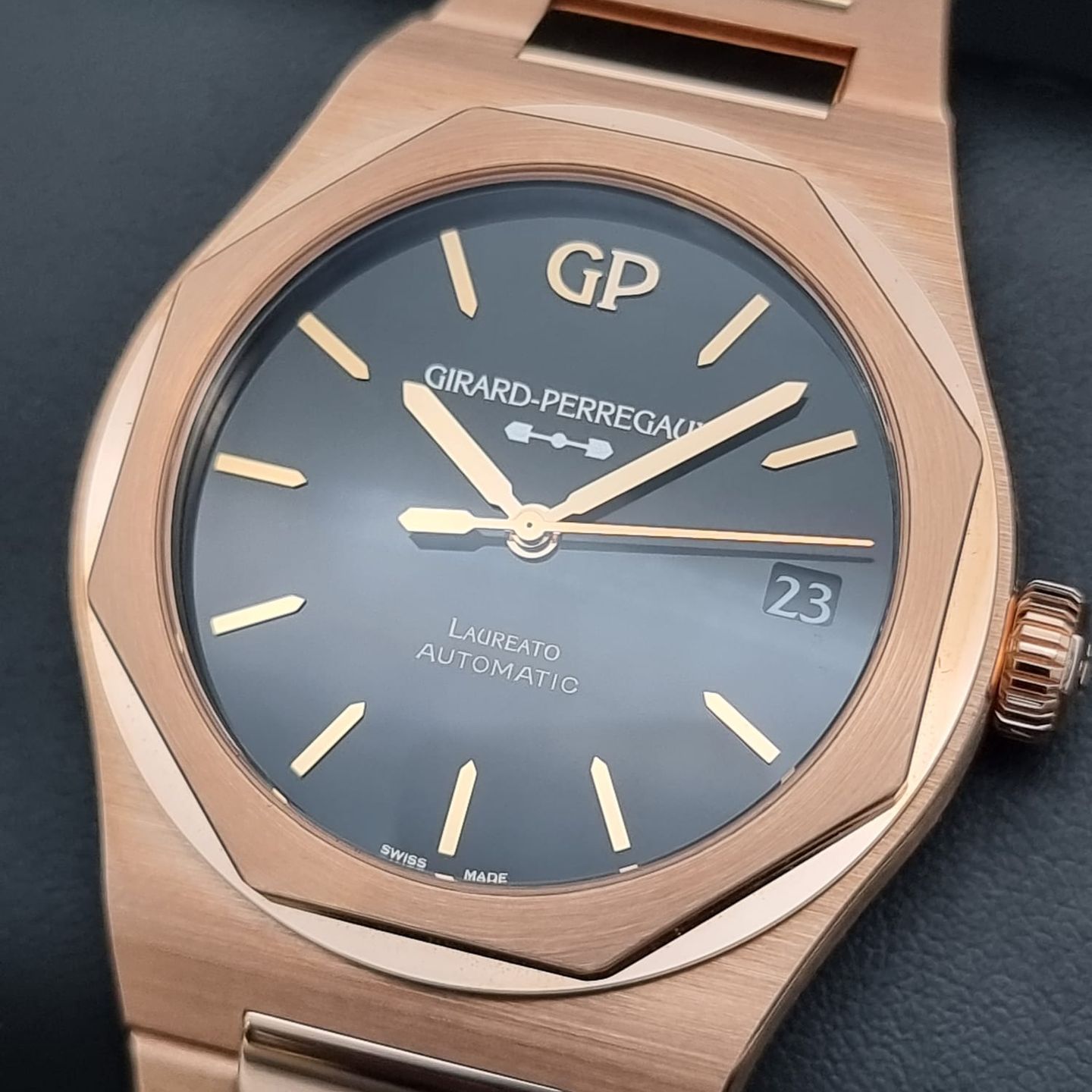 Girard-Perregaux Laureato 81010-52-3118-1CM (2023) - Black dial 42 mm Rose Gold case (3/8)