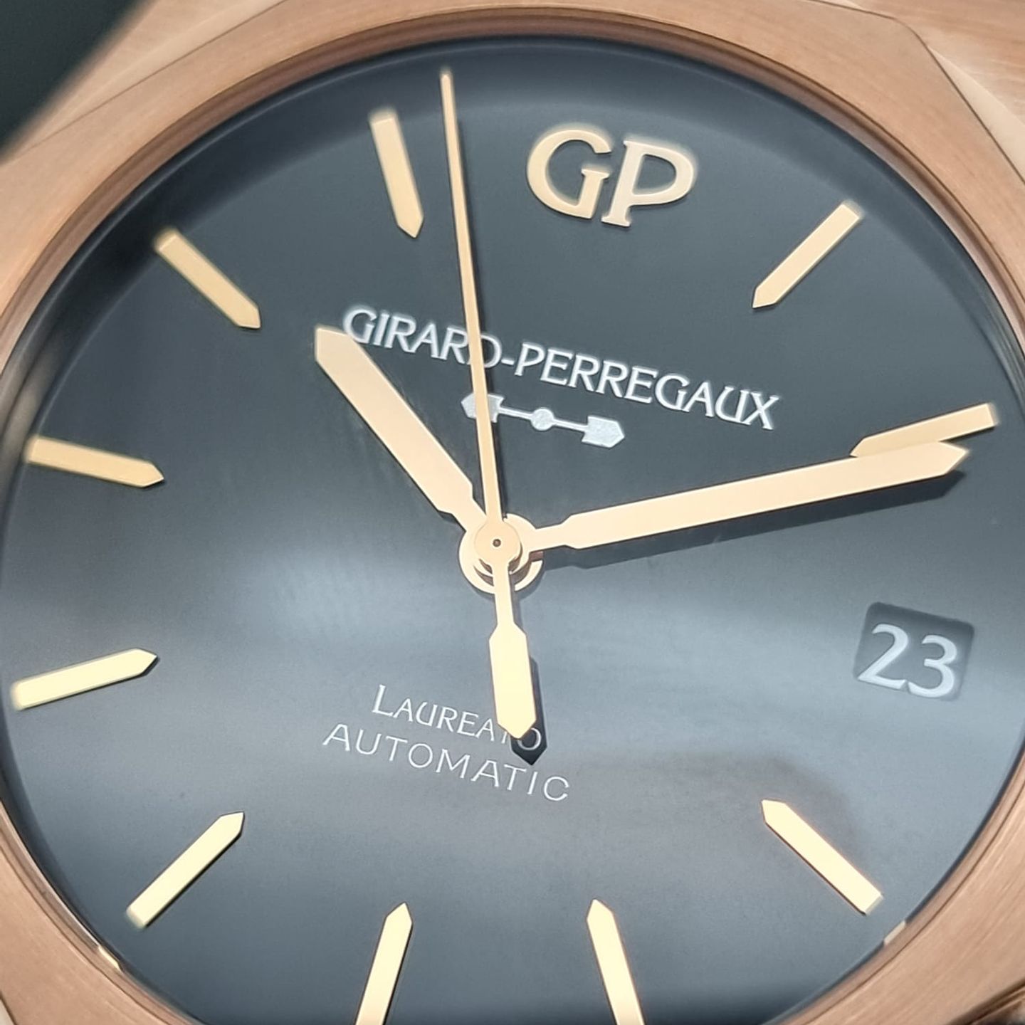 Girard-Perregaux Laureato 81010-52-3118-1CM (2023) - Black dial 42 mm Rose Gold case (2/8)