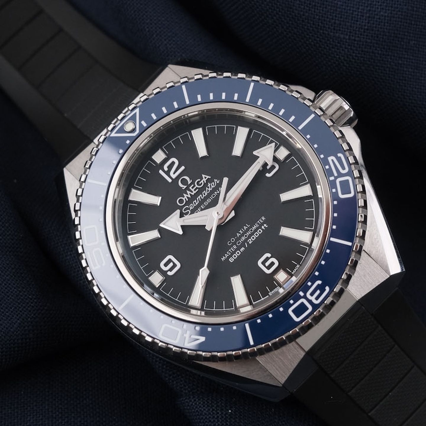Omega Seamaster Planet Ocean 217.32.42.21.01.002 (2026) - Black dial 42 mm Titanium case (4/8)
