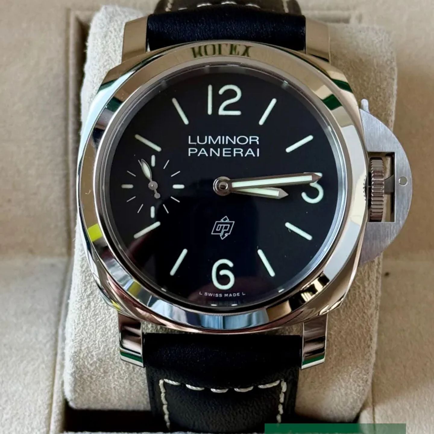 Panerai Luminor PAM01084 (2025) - Zwart wijzerplaat 44mm Staal (2/7)