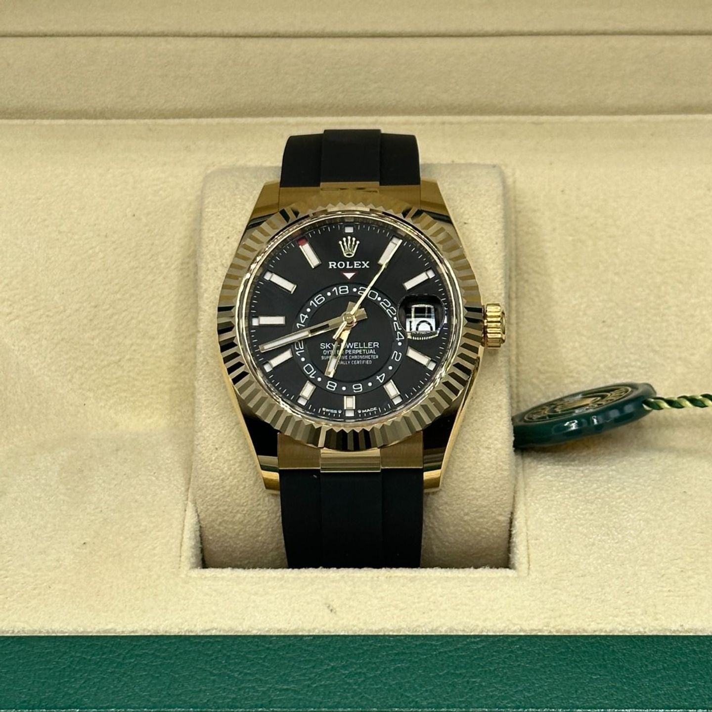 Rolex Sky-Dweller 336238 (2024) - Black dial 42 mm Yellow Gold case (5/8)