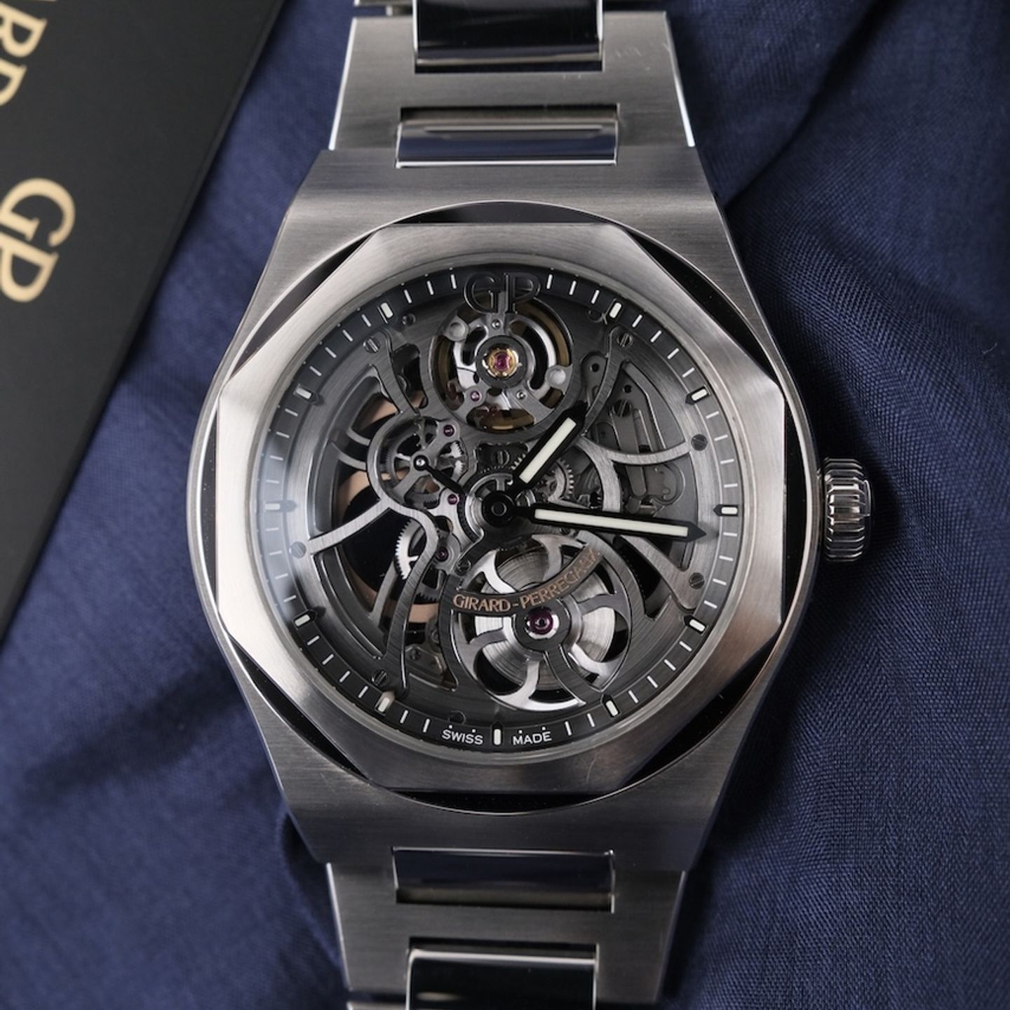 Girard-Perregaux Laureato 81015-11-001-11A (2022) - 43 mm Steel case (1/8)